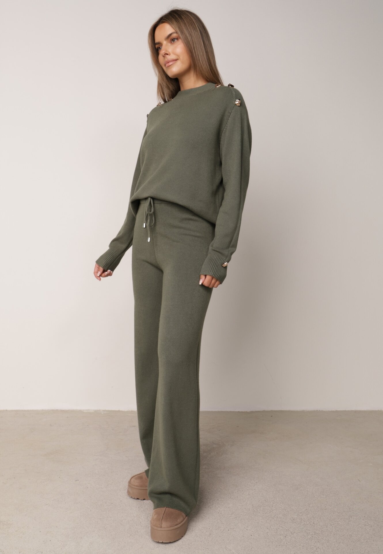 m&d fashion Set cu vâscoză pantaloni largi și pulover decorat cu nasturi Alessina Verde închis