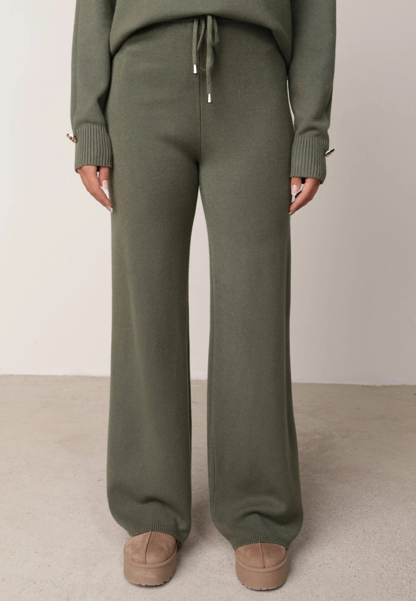 m&d fashion Set cu vâscoză pantaloni largi și pulover decorat cu nasturi Alessina Verde închis