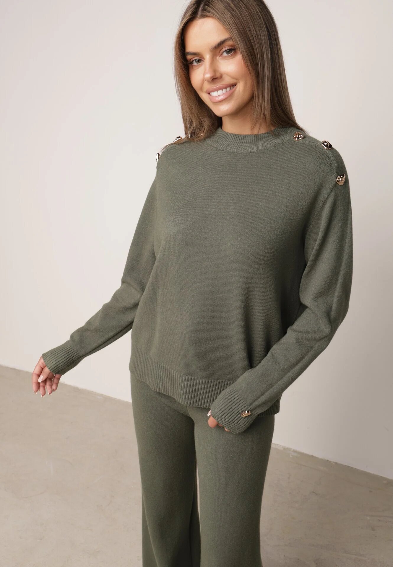 m&d fashion Set cu vâscoză pantaloni largi și pulover decorat cu nasturi Alessina Verde închis