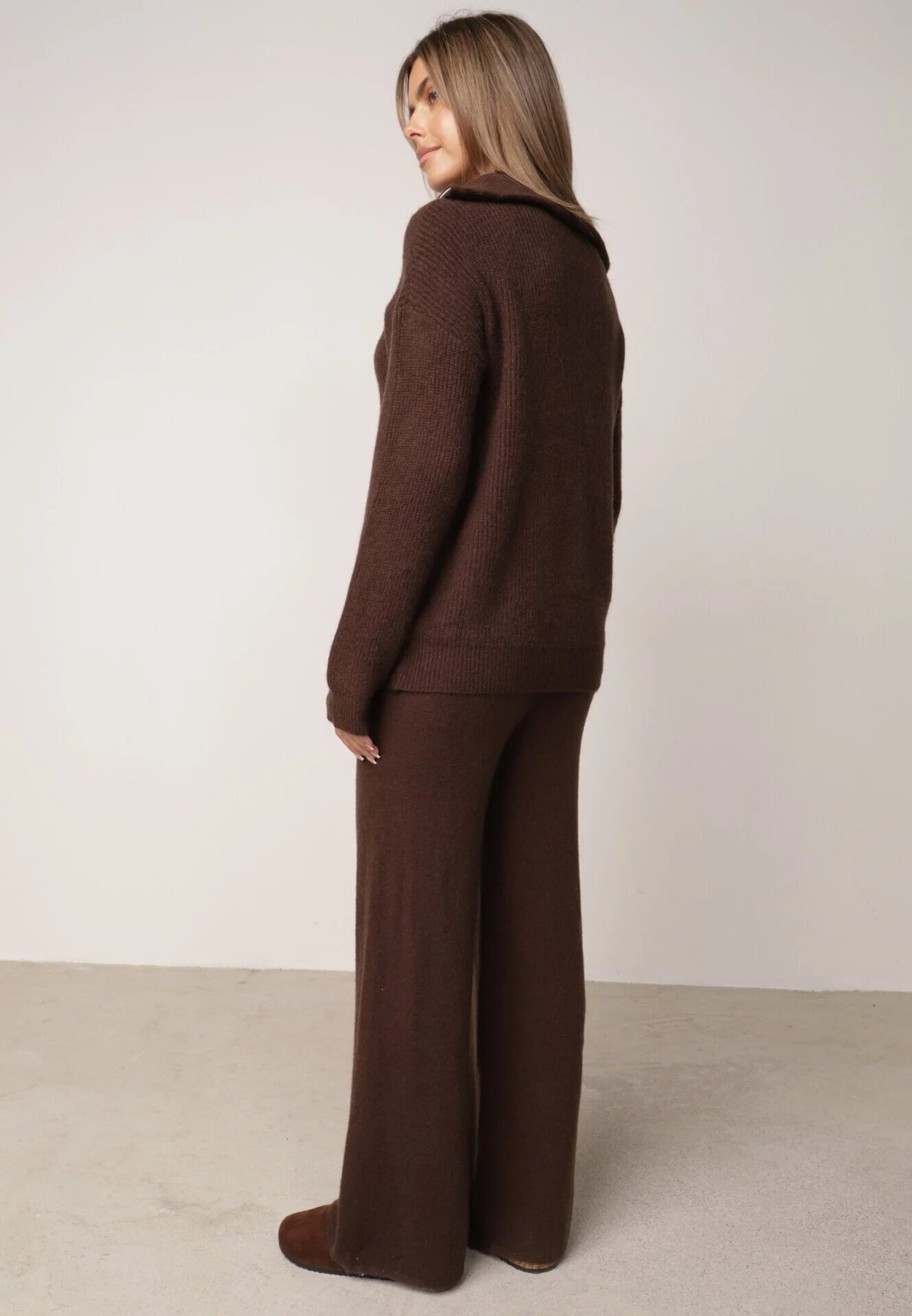 m&d fashion Set din tricot cu cu guler înalt și pantaloni cu croială dreaptă Leretia Maro