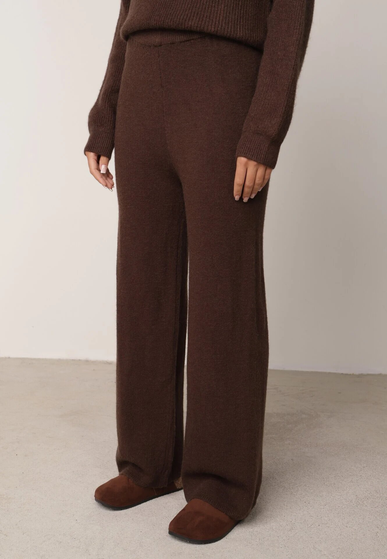 m&d fashion Set din tricot cu cu guler înalt și pantaloni cu croială dreaptă Leretia Maro