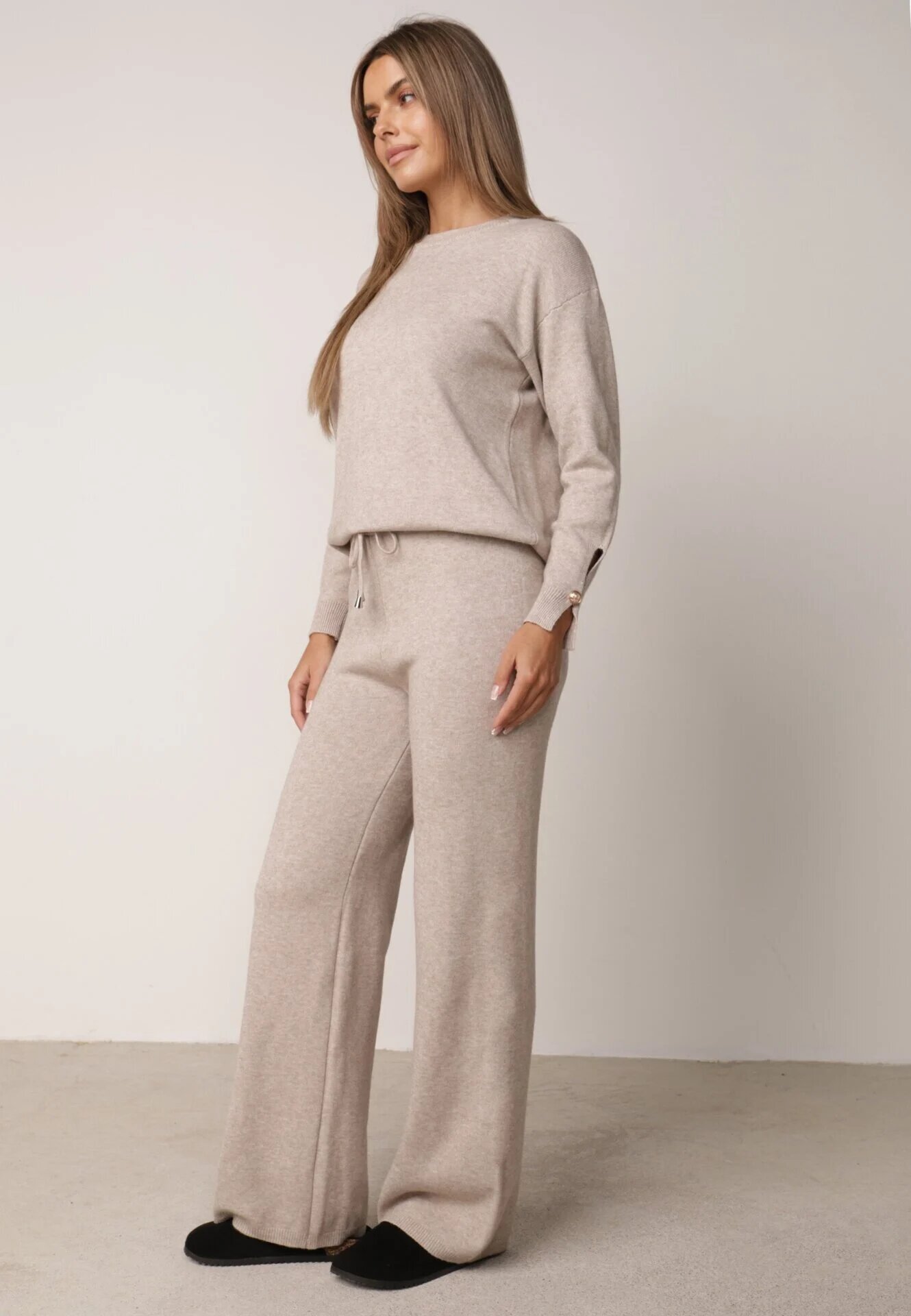 m&d fashion Set din tricot cu vâscoză pantaloni drepți și pulover cu detaliu la manșete Vivolo Bej Bej