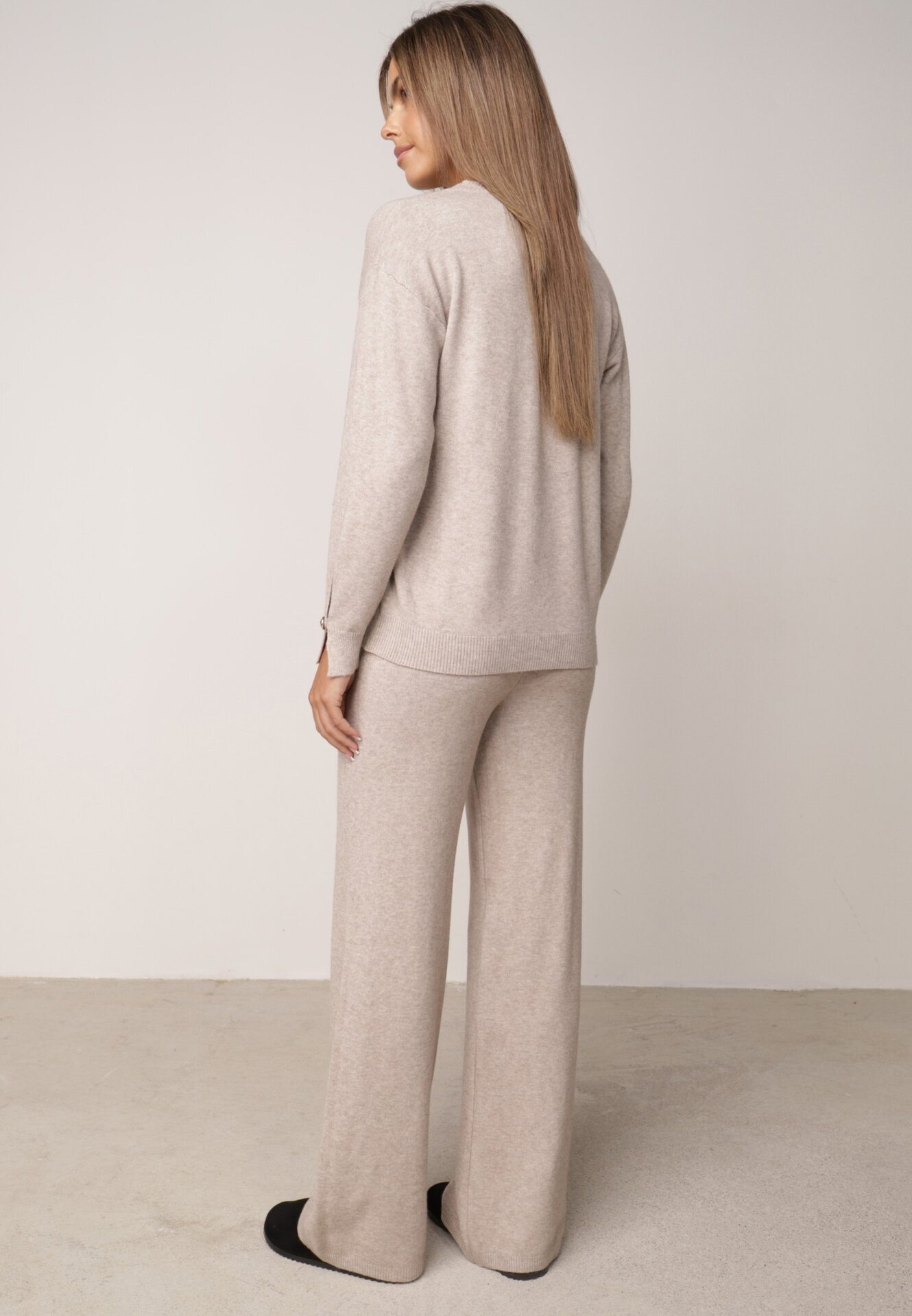 m&d fashion Set din tricot cu vâscoză pantaloni drepți și pulover cu detaliu la manșete Vivolo Bej Bej