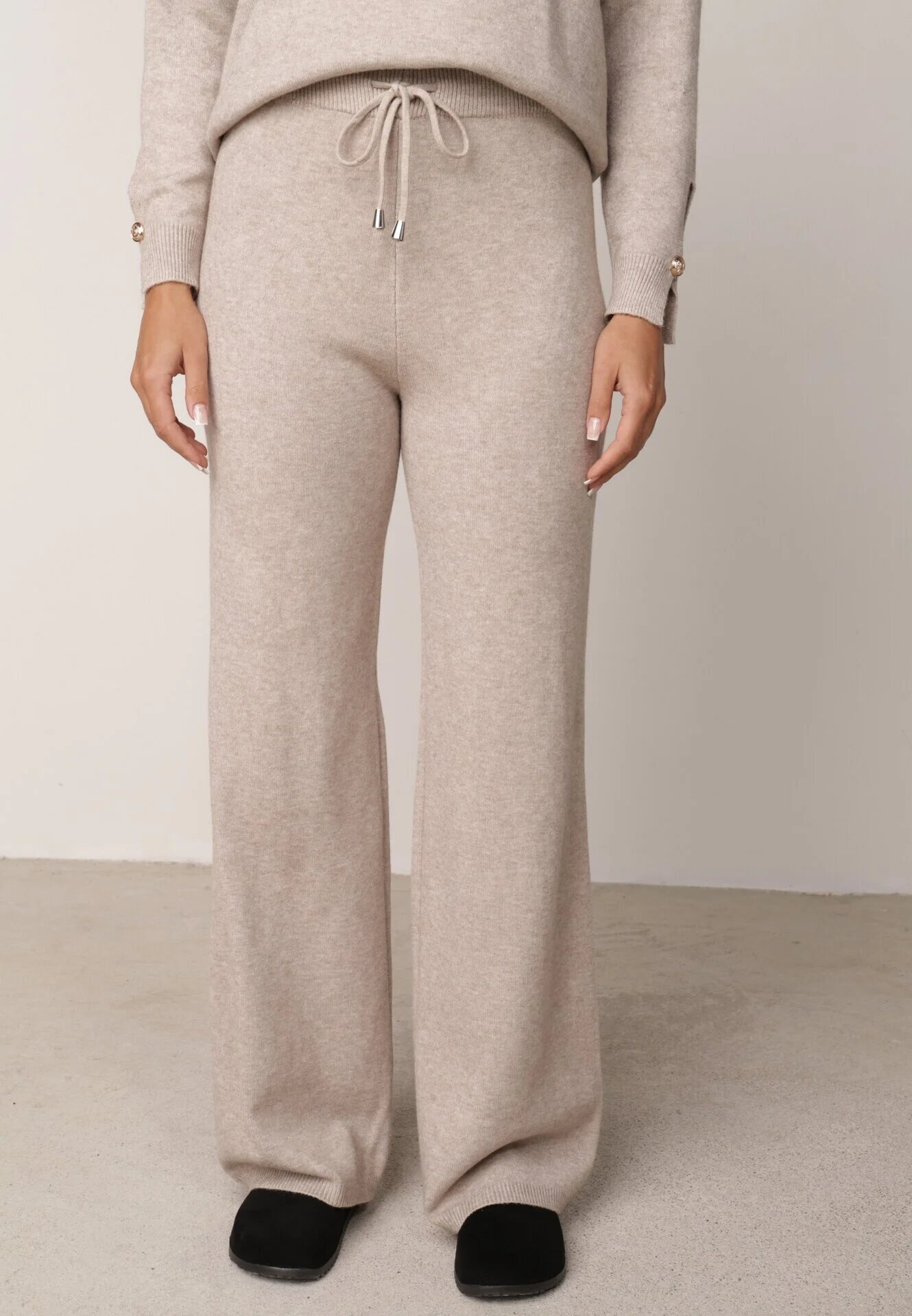 m&d fashion Set din tricot cu vâscoză pantaloni drepți și pulover cu detaliu la manșete Vivolo Bej Bej