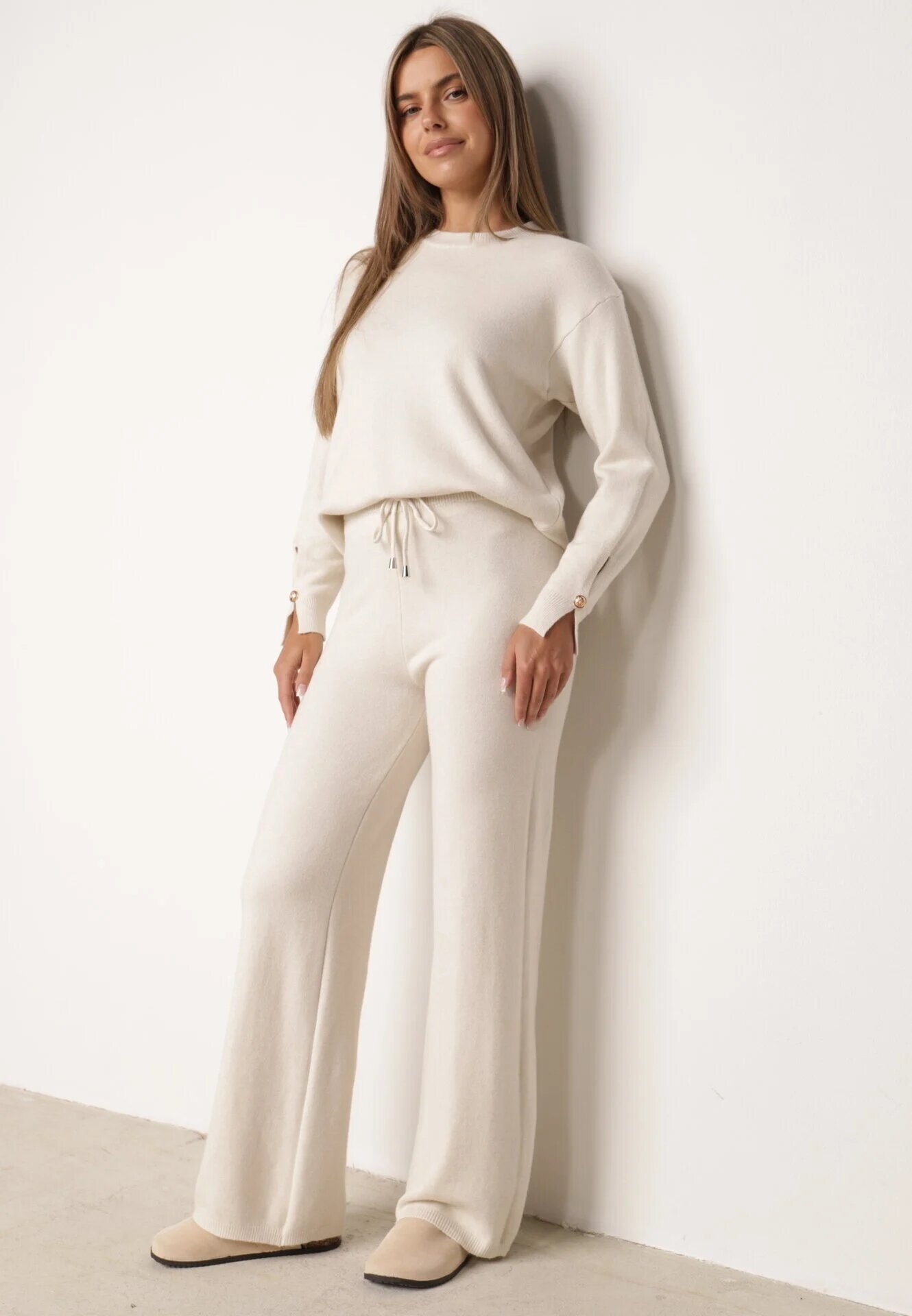 m&d fashion Set din tricot cu vâscoză pantaloni drepți și pulover cu detaliu la manșete Vivolo Bej deschis