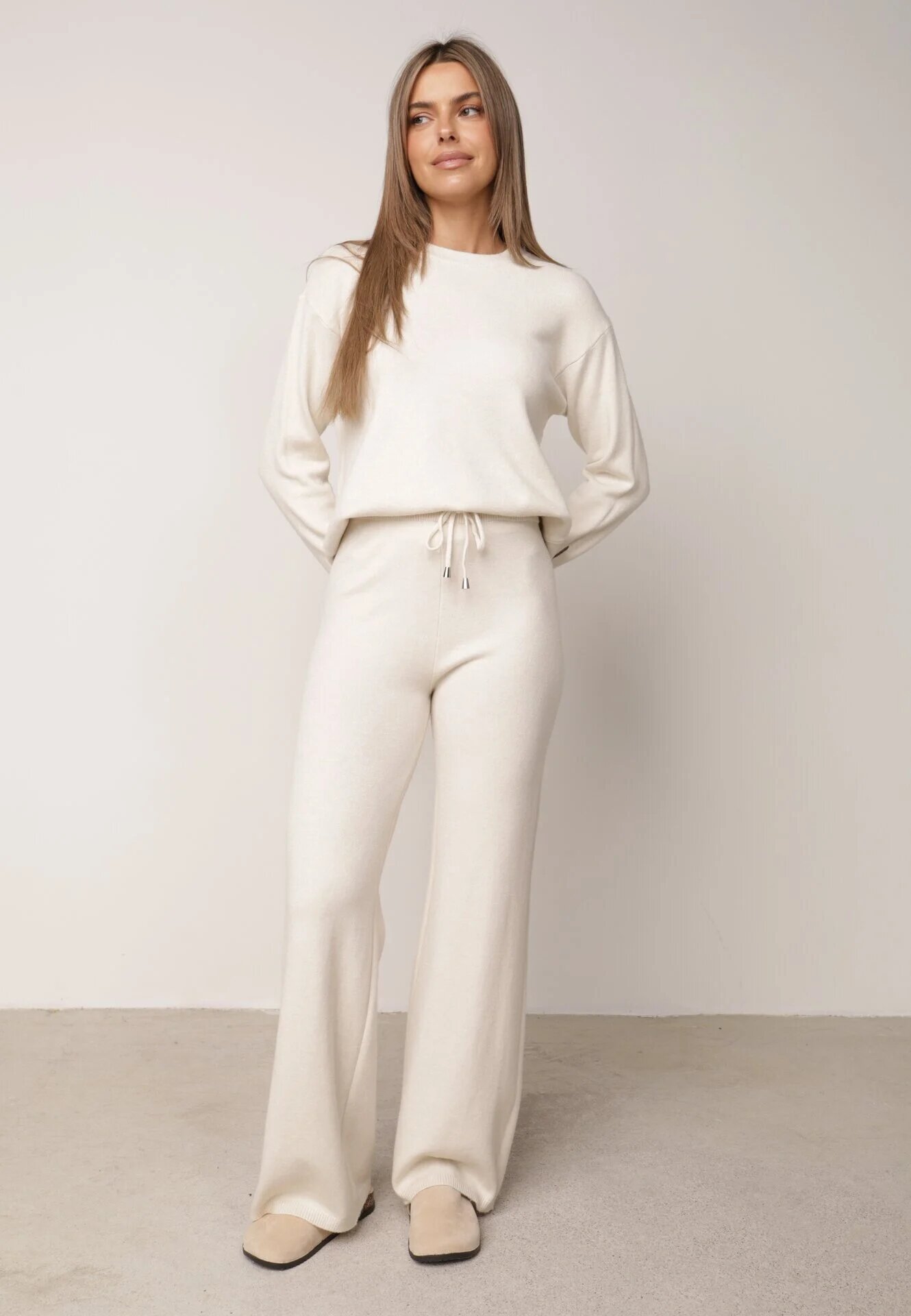 m&d fashion Set din tricot cu vâscoză pantaloni drepți și pulover cu detaliu la manșete Vivolo Bej deschis
