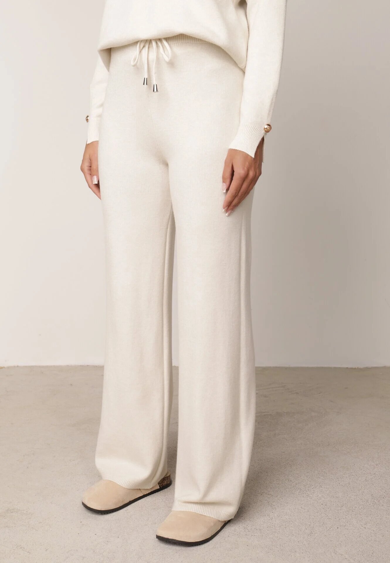 m&d fashion Set din tricot cu vâscoză pantaloni drepți și pulover cu detaliu la manșete Vivolo Bej deschis