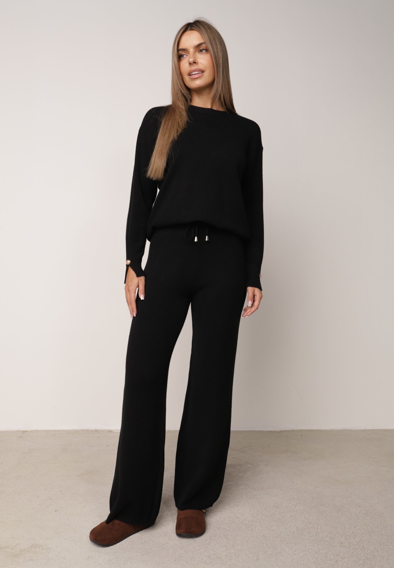 m&d fashion Set din tricot cu vâscoză pantaloni drepți și pulover cu detaliu la manșete Vivolo Negru