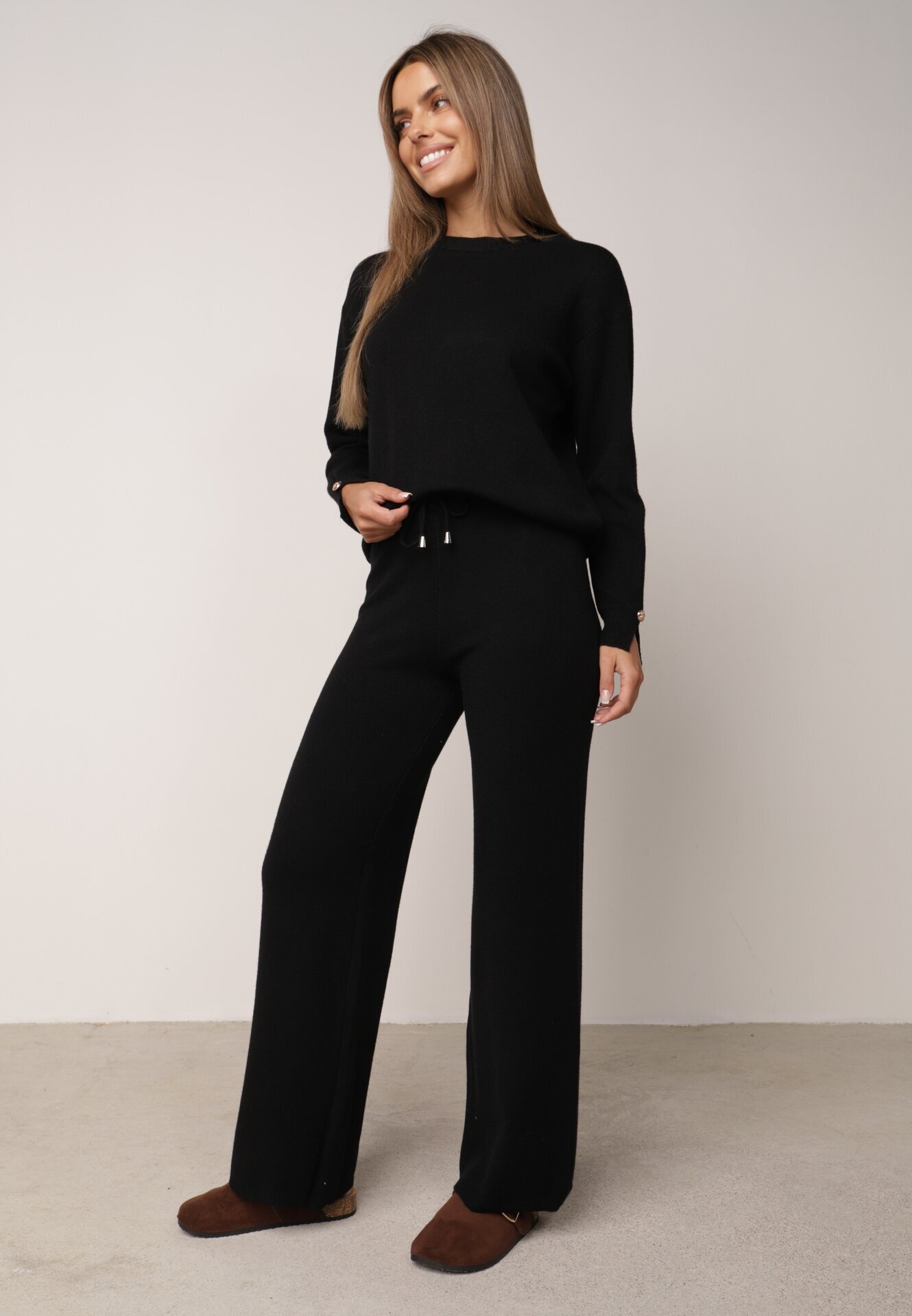 m&d fashion Set din tricot cu vâscoză pantaloni drepți și pulover cu detaliu la manșete Vivolo Negru