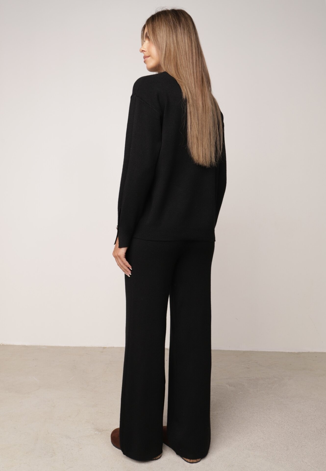 m&d fashion Set din tricot cu vâscoză pantaloni drepți și pulover cu detaliu la manșete Vivolo Negru