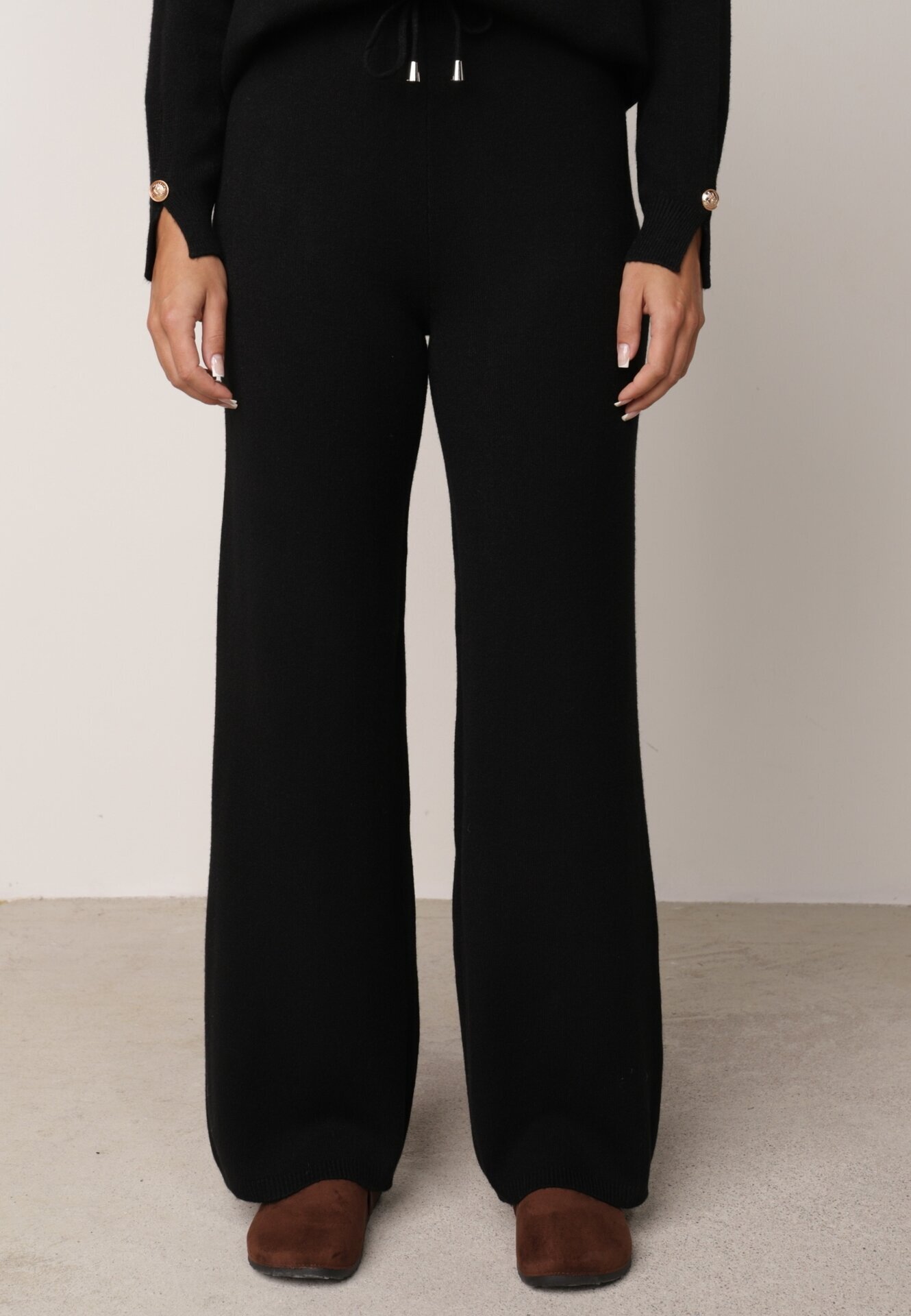 m&d fashion Set din tricot cu vâscoză pantaloni drepți și pulover cu detaliu la manșete Vivolo Negru