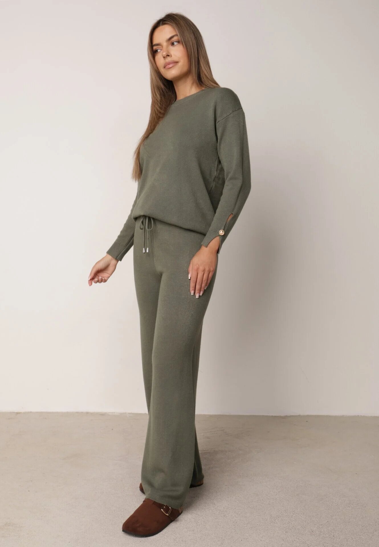 m&d fashion Set din tricot cu vâscoză pantaloni drepți și pulover cu detaliu la manșete Vivolo Verde închis