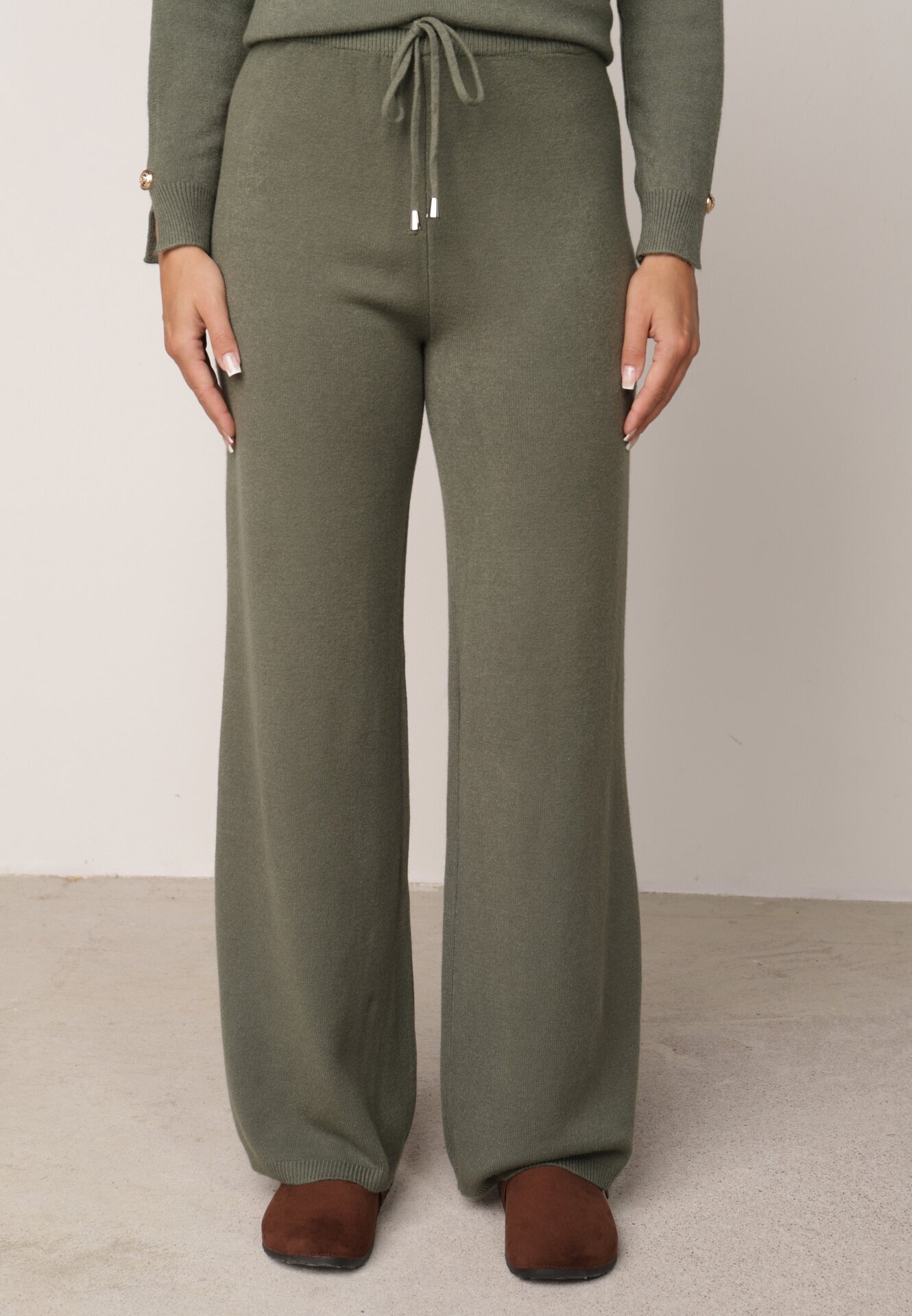 m&d fashion Set din tricot cu vâscoză pantaloni drepți și pulover cu detaliu la manșete Vivolo Verde închis