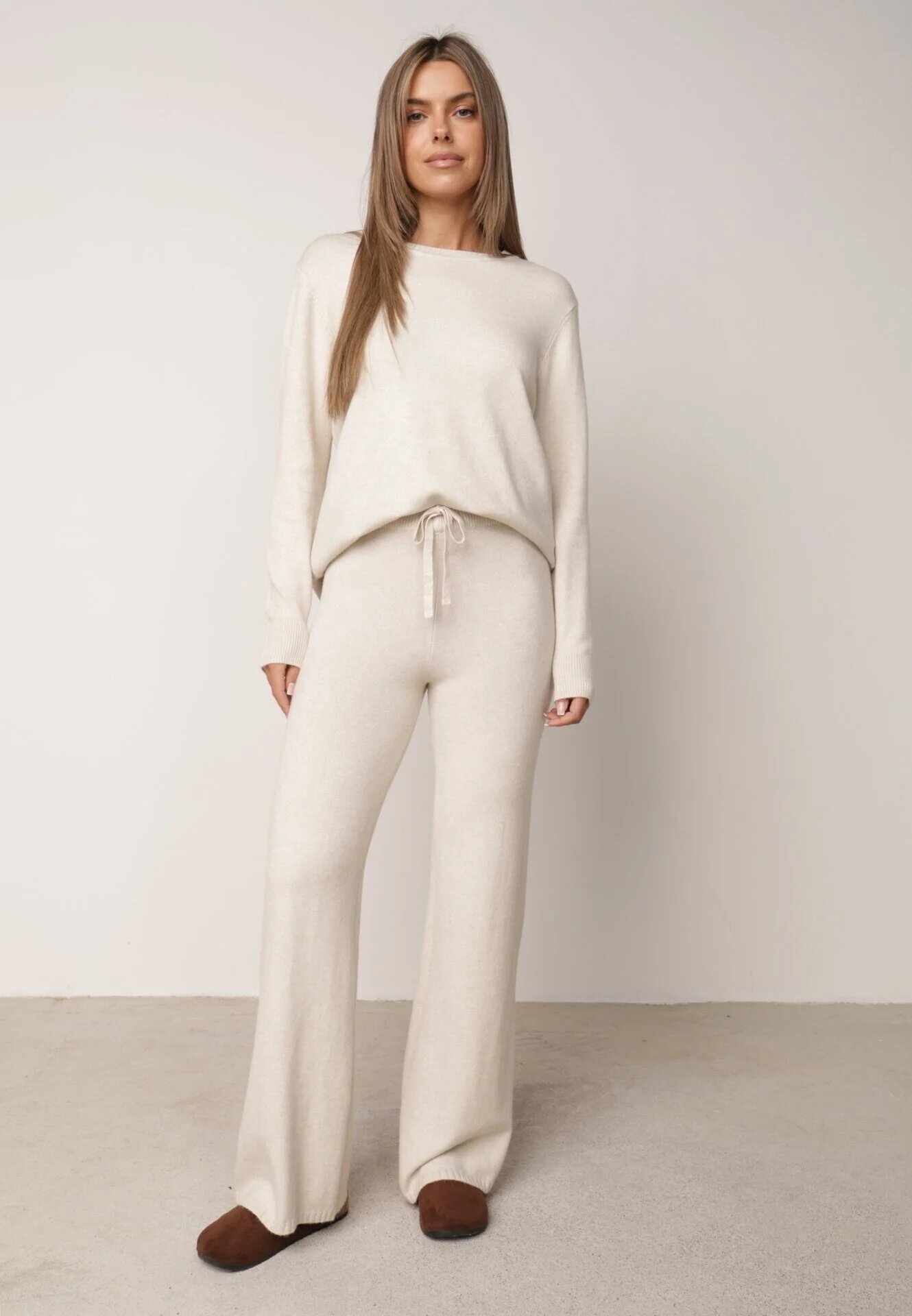 m&d fashion Set tricotat: bluză și pantaloni cu croială dreaptă în talie elastică cu vâscoză Lirette Bej deschis