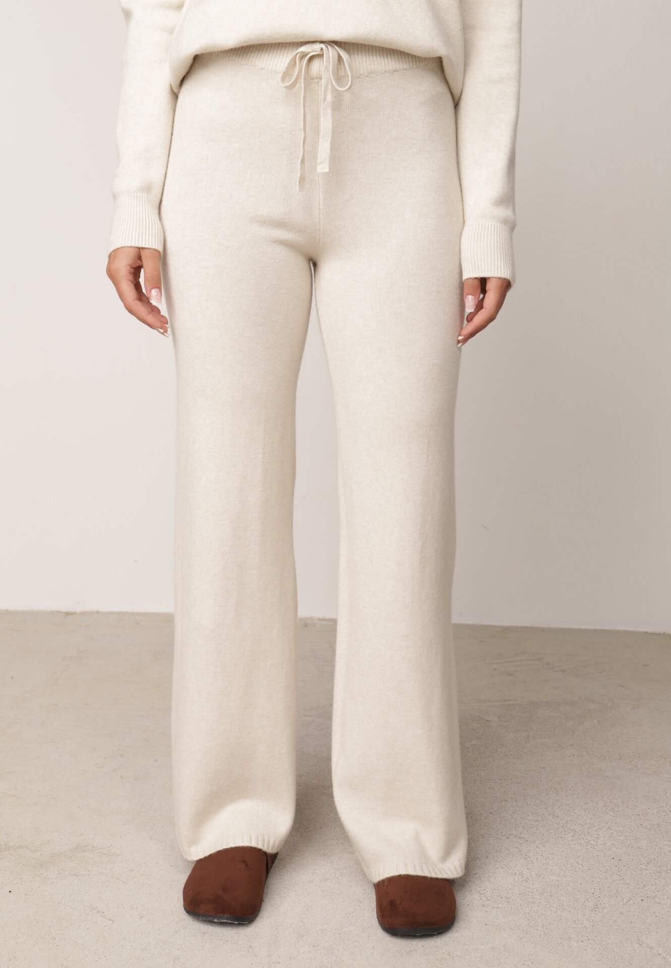 m&d fashion Set tricotat: bluză și pantaloni cu croială dreaptă în talie elastică cu vâscoză Lirette Bej deschis