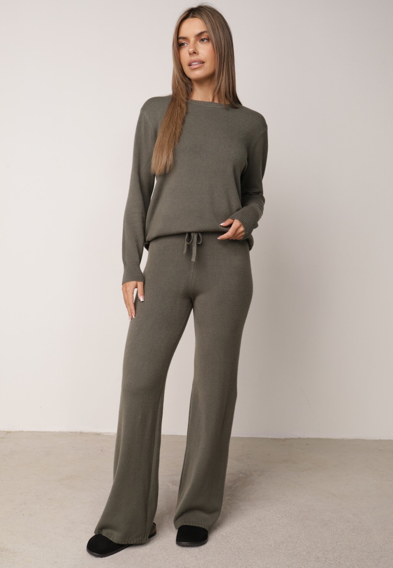 m&d fashion Set tricotat: bluză și pantaloni cu croială dreaptă în talie elastică cu vâscoză Lirette Bej Verde închis