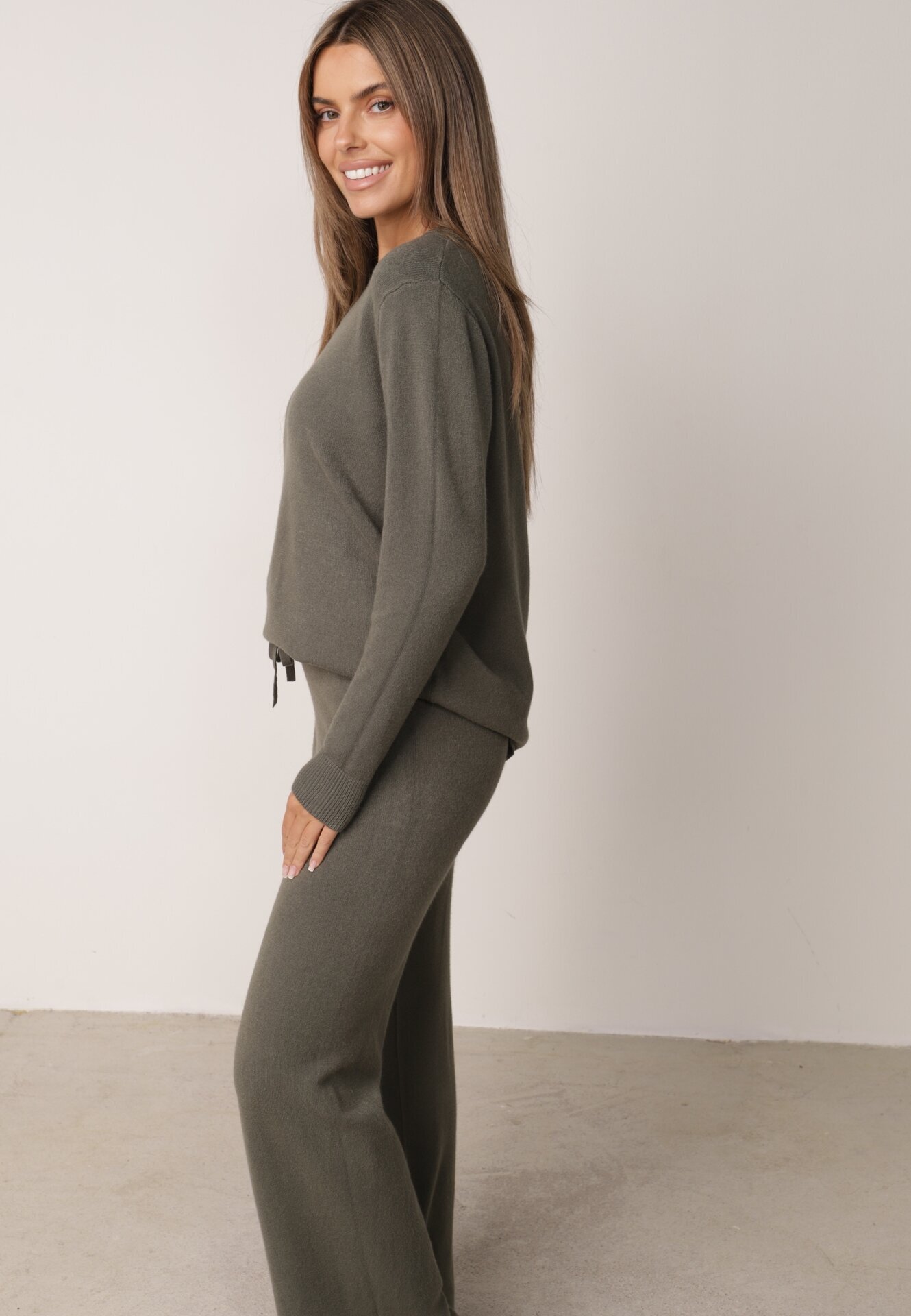m&d fashion Set tricotat: bluză și pantaloni cu croială dreaptă în talie elastică cu vâscoză Lirette Bej Verde închis