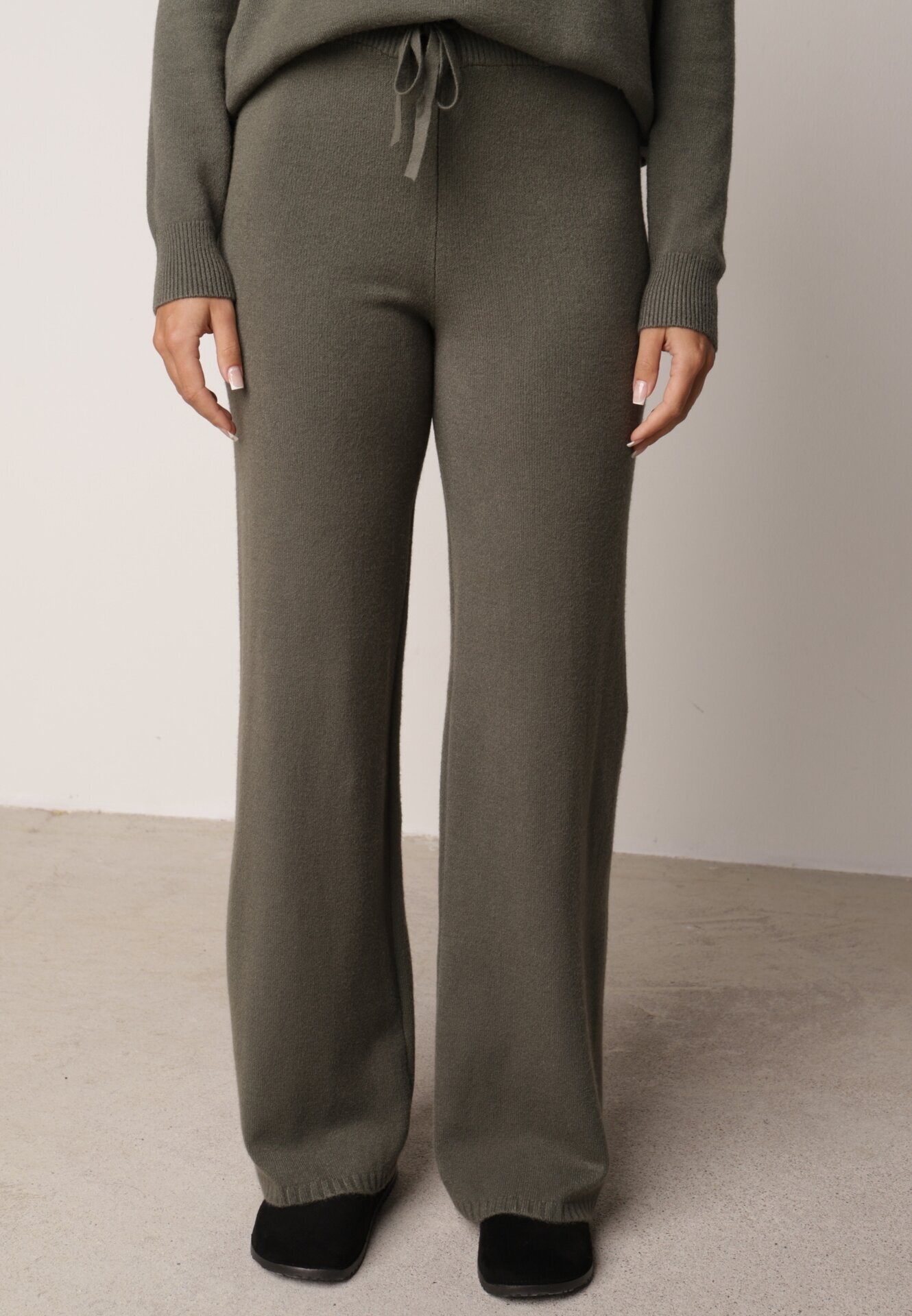 m&d fashion Set tricotat: bluză și pantaloni cu croială dreaptă în talie elastică cu vâscoză Lirette Bej Verde închis