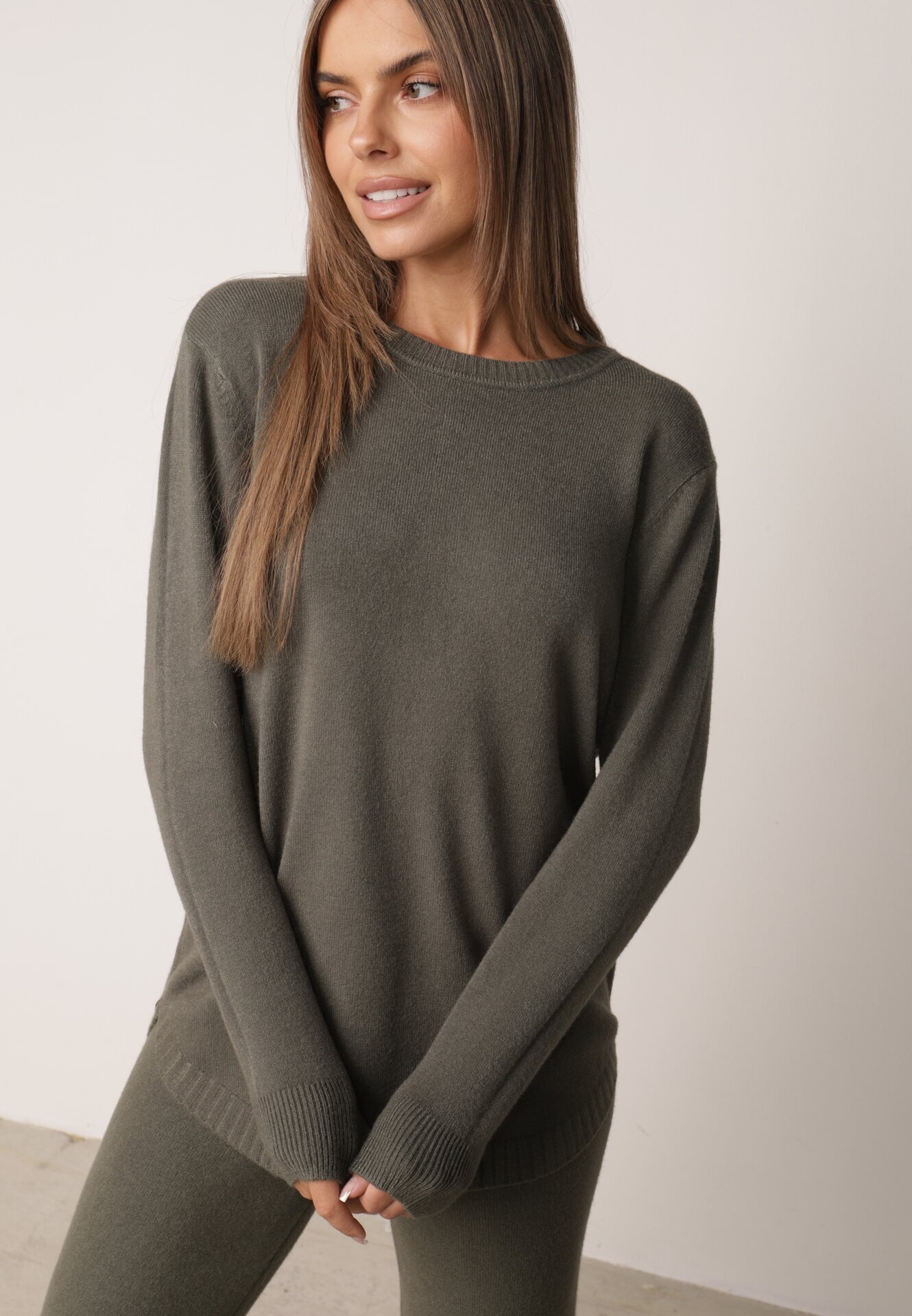 m&d fashion Set tricotat: bluză și pantaloni cu croială dreaptă în talie elastică cu vâscoză Lirette Bej Verde închis