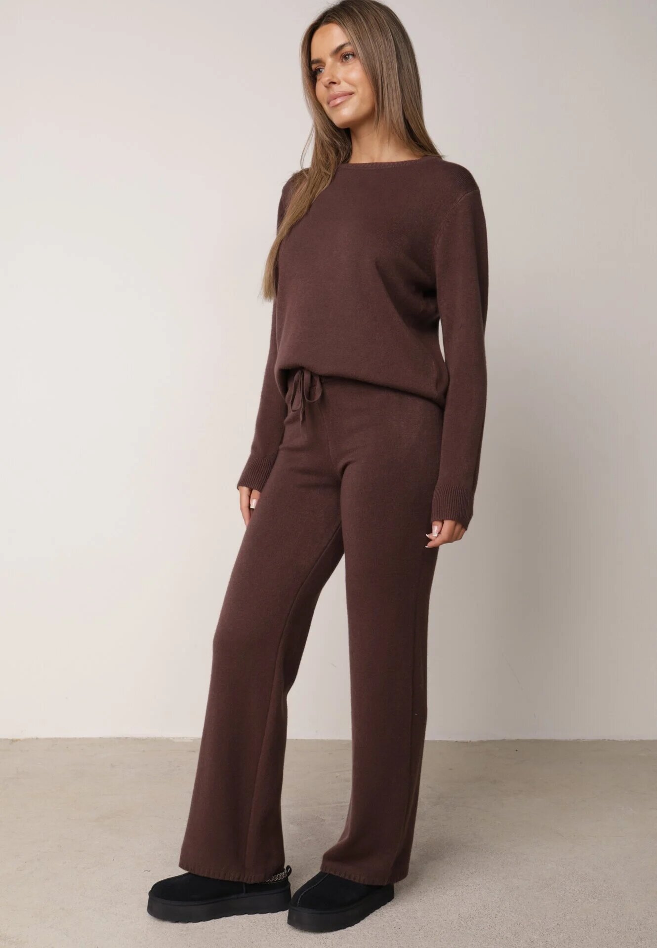 m&d fashion Set tricotat: bluză și pantaloni cu croială dreaptă în talie elastică cu vâscoză Lirette Maro