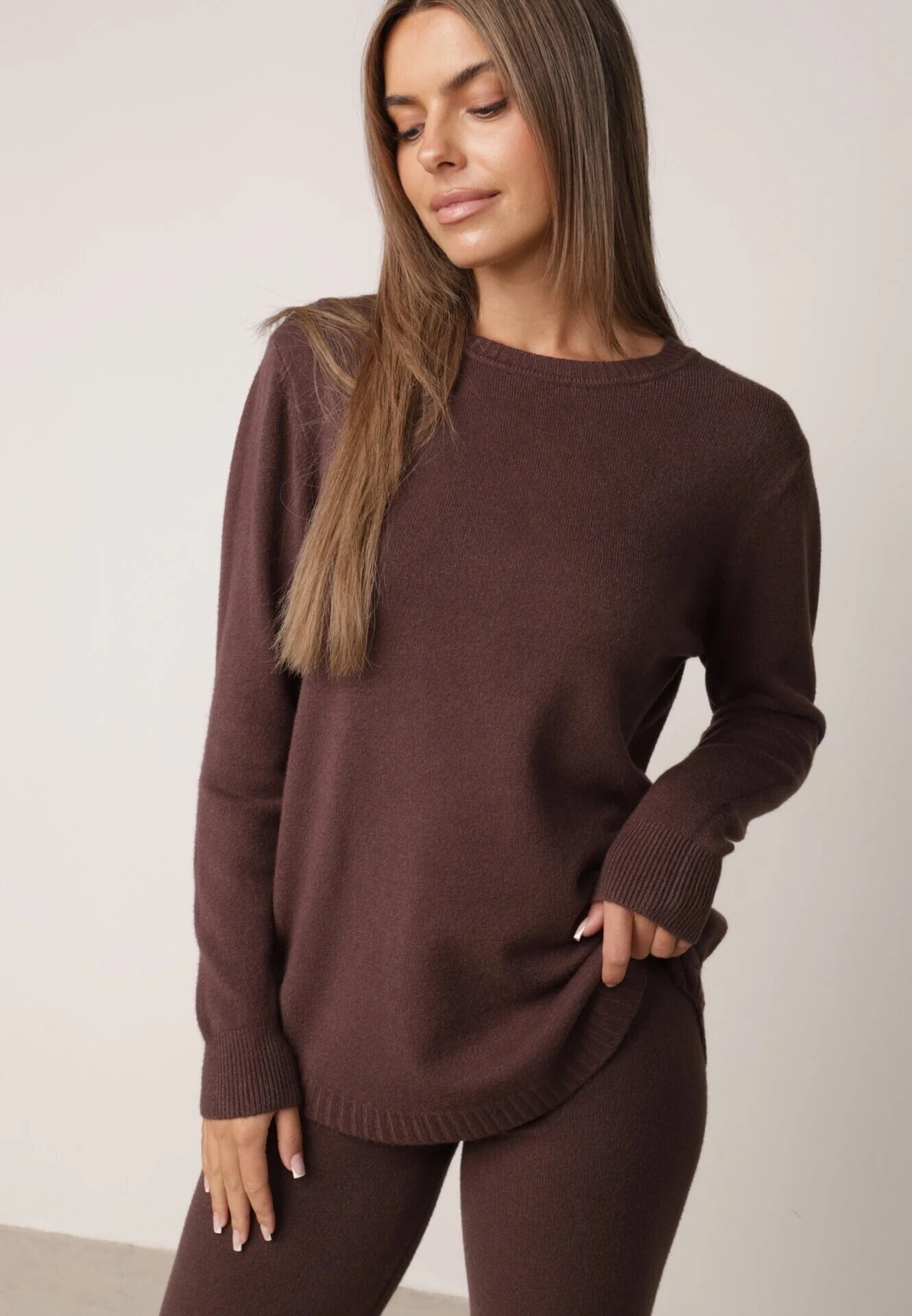 m&d fashion Set tricotat: bluză și pantaloni cu croială dreaptă în talie elastică cu vâscoză Lirette Maro
