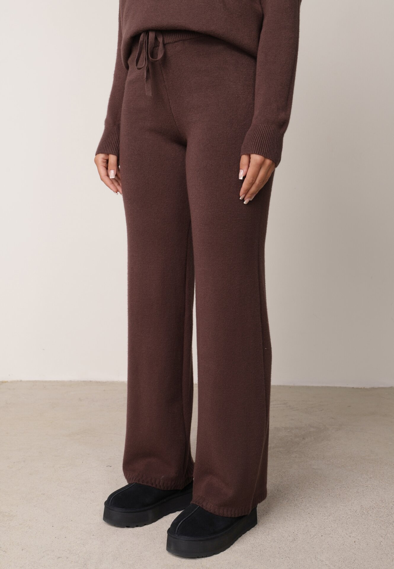 m&d fashion Set tricotat: bluză și pantaloni cu croială dreaptă în talie elastică cu vâscoză Lirette Maro