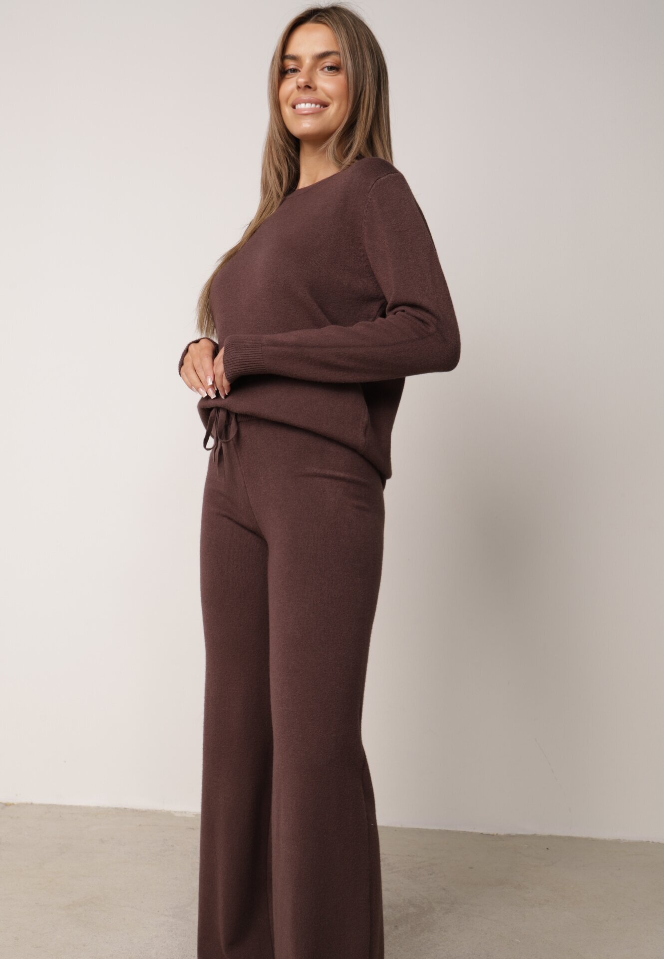 m&d fashion Set tricotat: bluză și pantaloni cu croială dreaptă în talie elastică cu vâscoză Lirette Maro