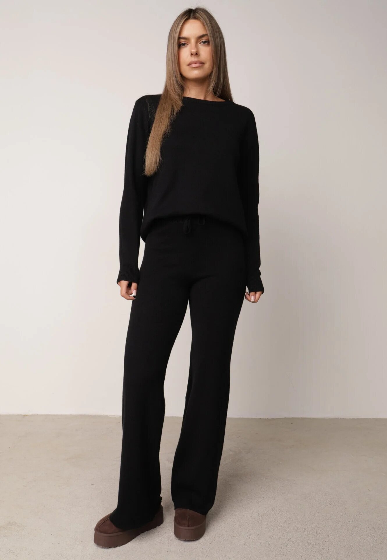 m&d fashion Set tricotat: bluză și pantaloni cu croială dreaptă în talie elastică cu vâscoză Lirette Negru
