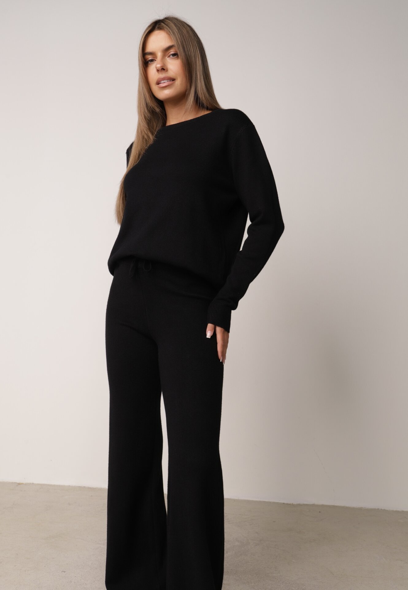 m&d fashion Set tricotat: bluză și pantaloni cu croială dreaptă în talie elastică cu vâscoză Lirette Negru