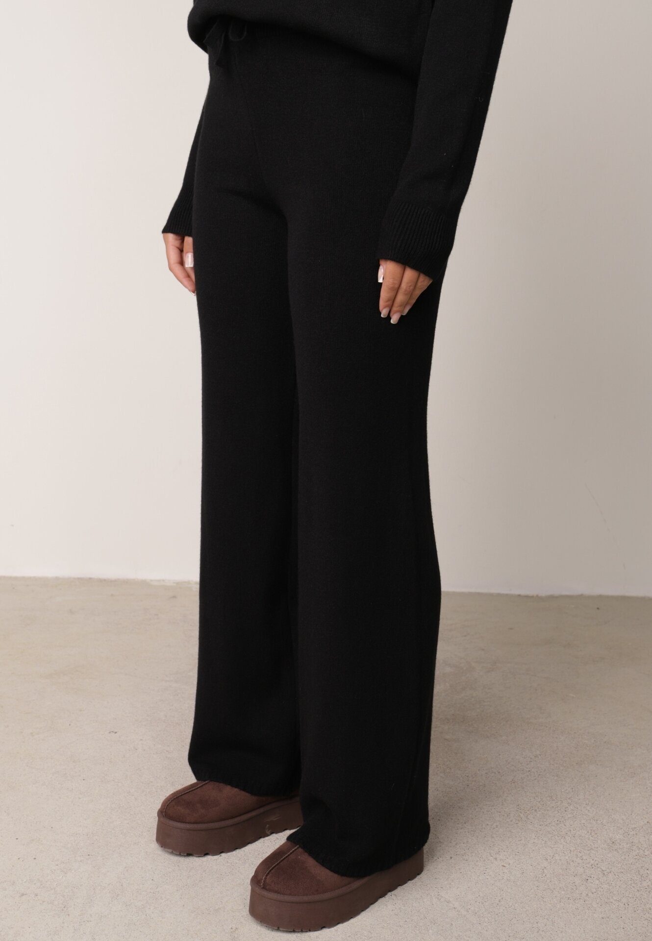 m&d fashion Set tricotat: bluză și pantaloni cu croială dreaptă în talie elastică cu vâscoză Lirette Negru