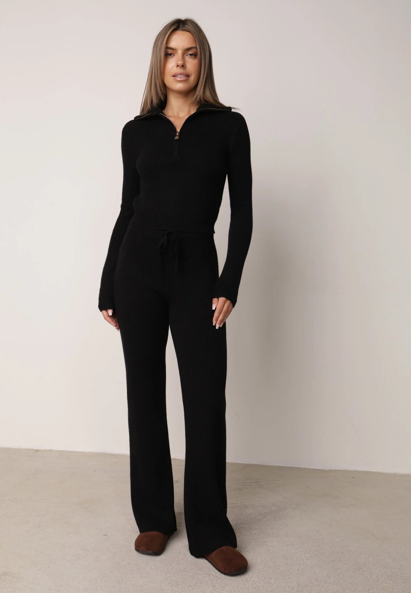 m&d fashion Set tricotat cu vâscoză în dungi pantaloni și pulover cu guler tip tunică și fermoar Taraliel Negru