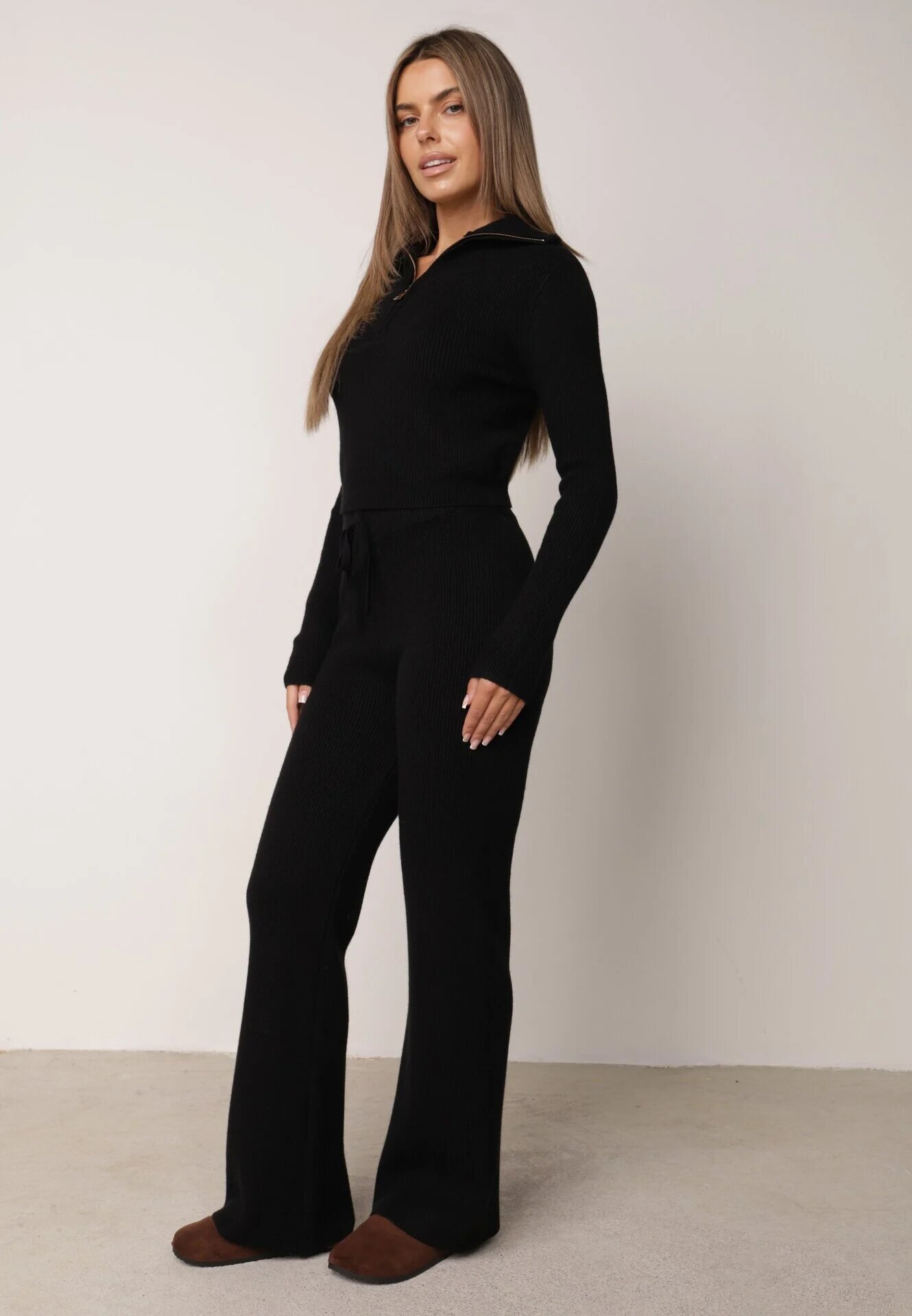 m&d fashion Set tricotat cu vâscoză în dungi pantaloni și pulover cu guler tip tunică și fermoar Taraliel Negru