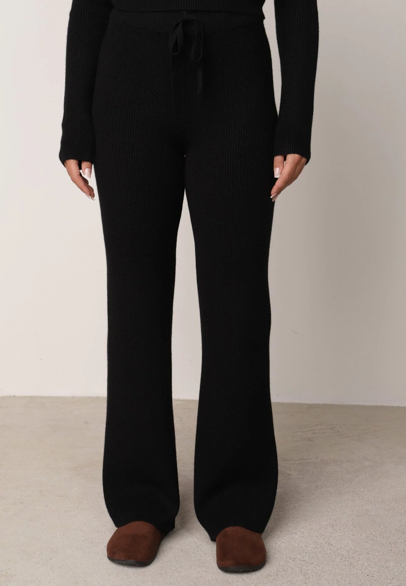 m&d fashion Set tricotat cu vâscoză în dungi pantaloni și pulover cu guler tip tunică și fermoar Taraliel Negru