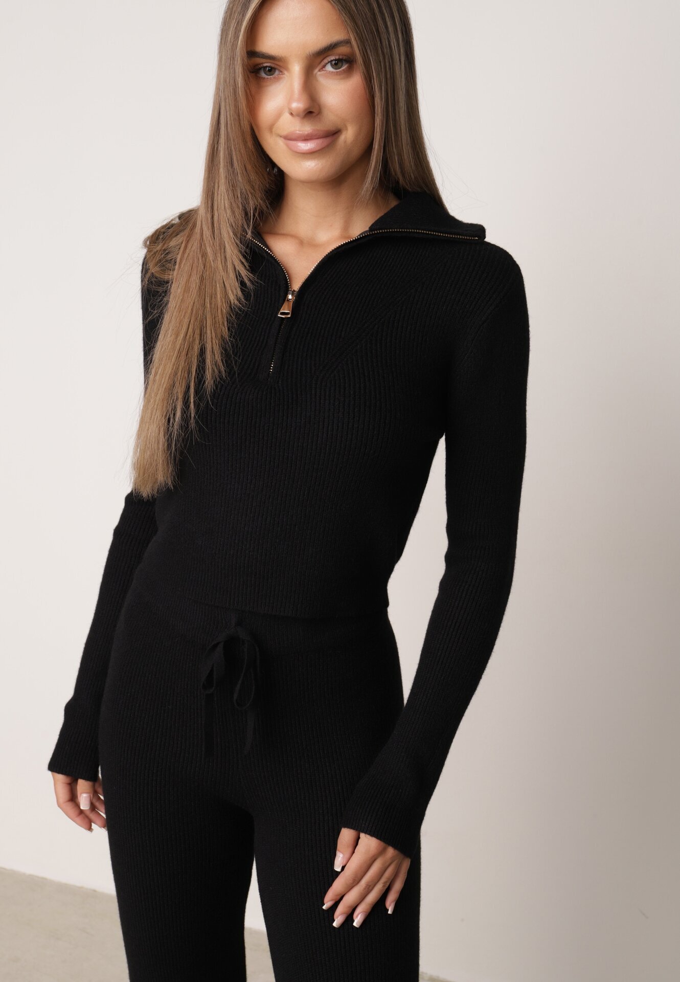 m&d fashion Set tricotat cu vâscoză în dungi pantaloni și pulover cu guler tip tunică și fermoar Taraliel Negru