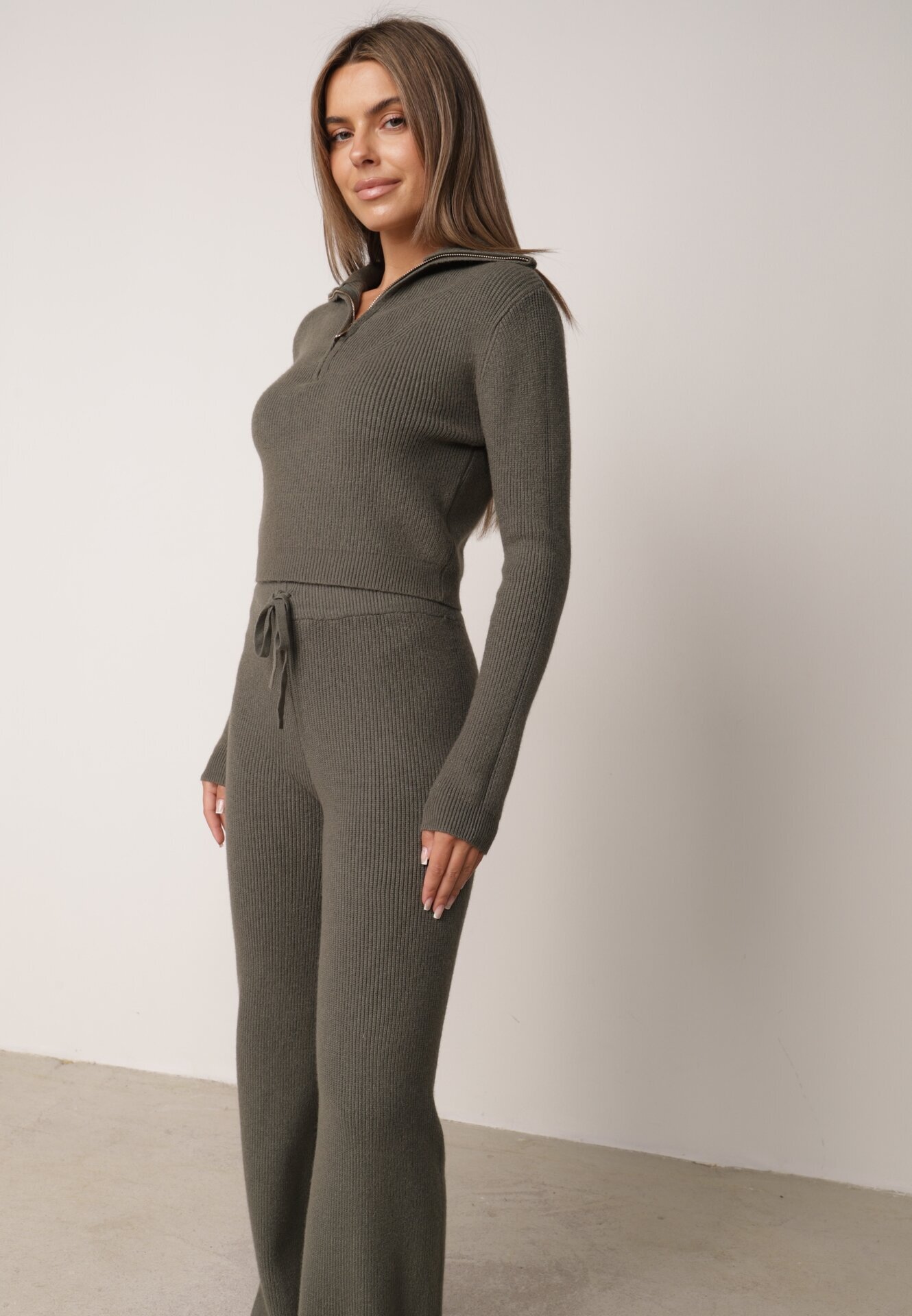 m&d fashion Set tricotat cu vâscoză în dungi pantaloni și pulover cu guler tip tunică și fermoar Taraliel Verde închis
