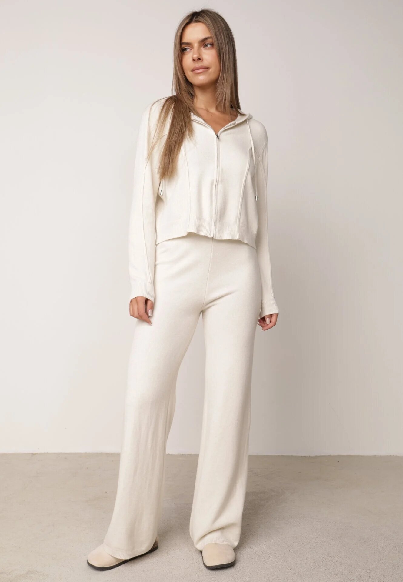 m&d fashion Set tricotat cu vâscoză pantaloni drepți și bluză cu fermoar și glugă Alverna Bej deschis