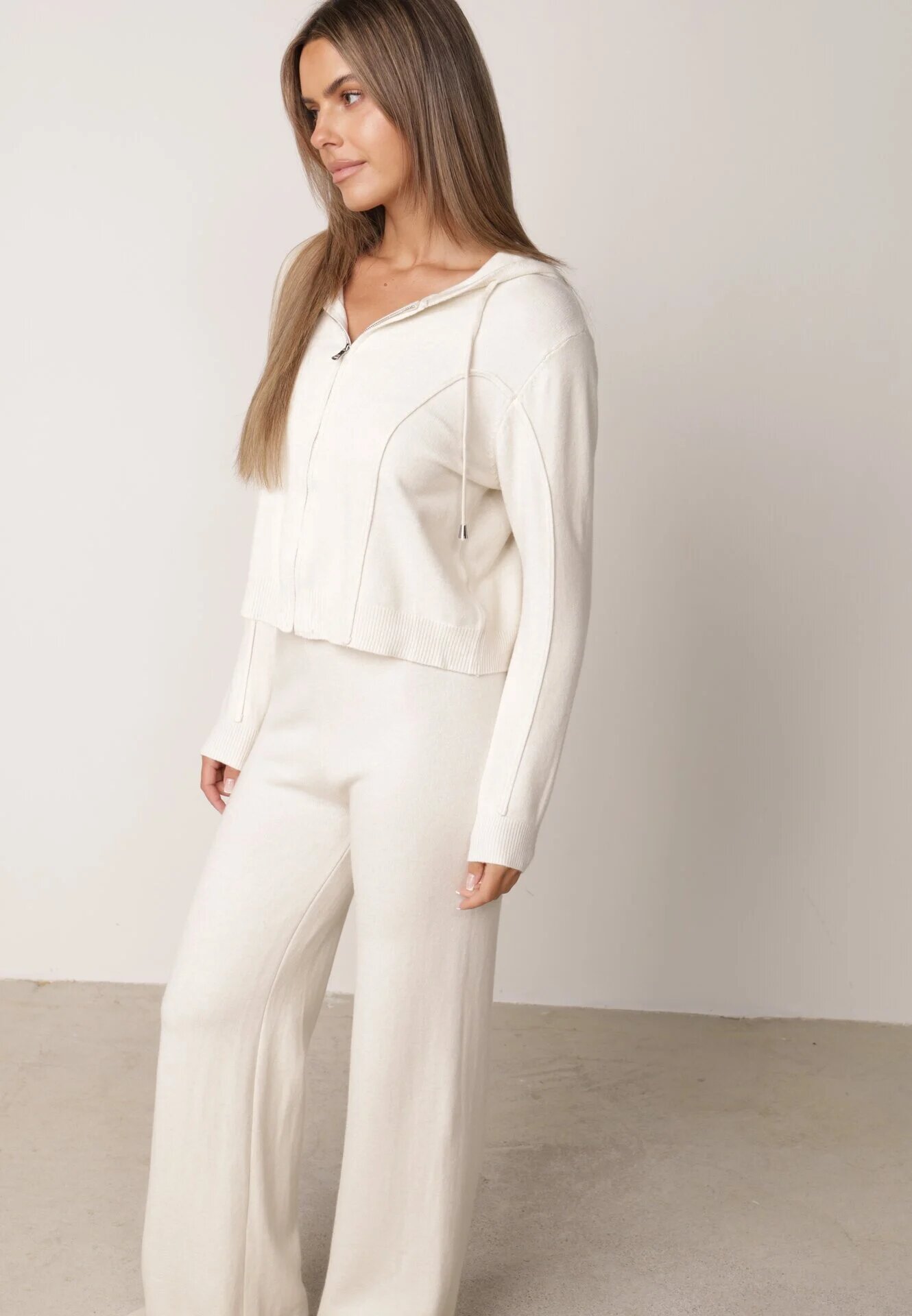 m&d fashion Set tricotat cu vâscoză pantaloni drepți și bluză cu fermoar și glugă Alverna Bej deschis