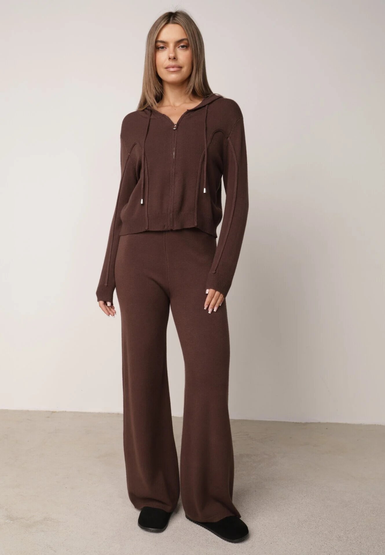 m&d fashion Set tricotat cu vâscoză pantaloni drepți și bluză cu fermoar și glugă Alverna Maro