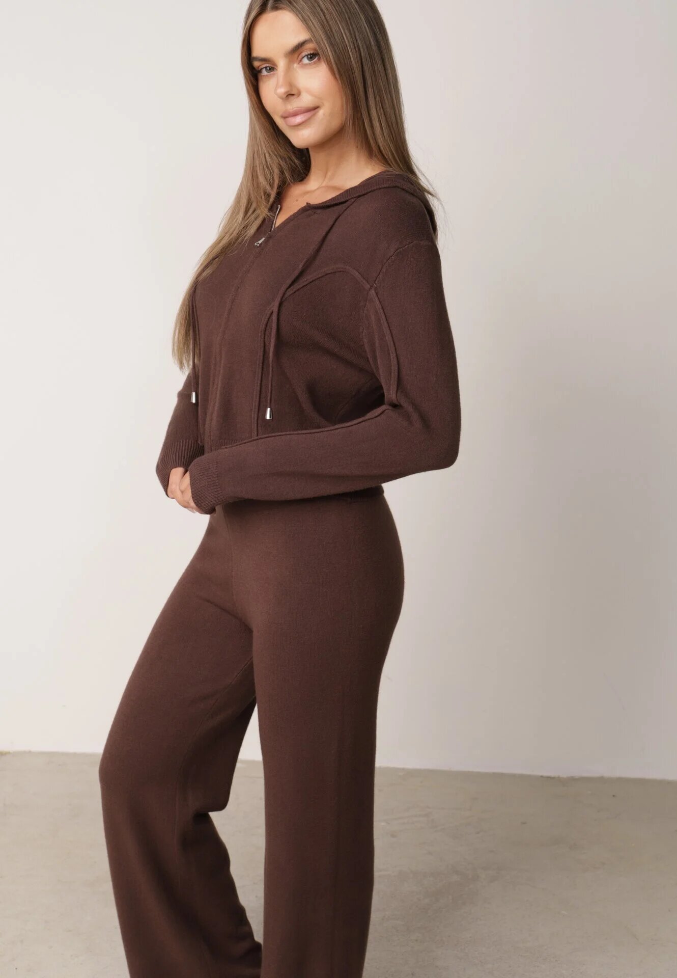m&d fashion Set tricotat cu vâscoză pantaloni drepți și bluză cu fermoar și glugă Alverna Maro