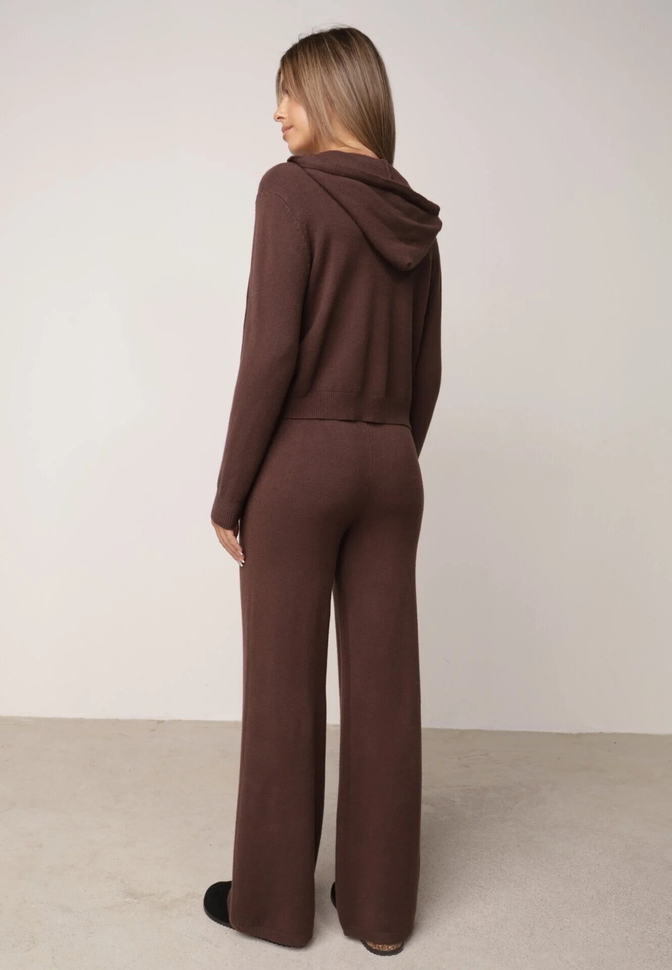m&d fashion Set tricotat cu vâscoză pantaloni drepți și bluză cu fermoar și glugă Alverna Maro