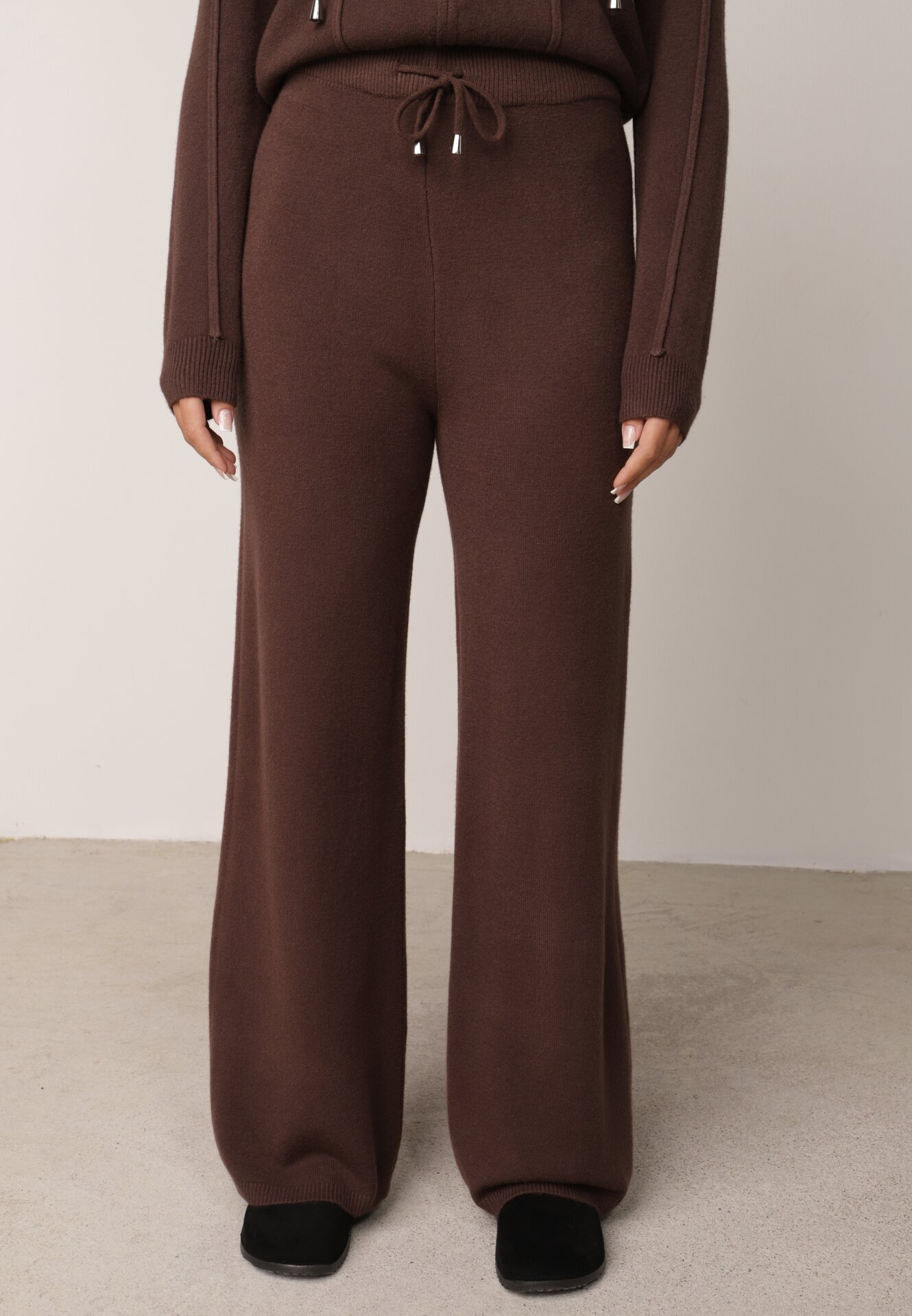 m&d fashion Set tricotat cu vâscoză pantaloni drepți și bluză cu fermoar și glugă Alverna Maro
