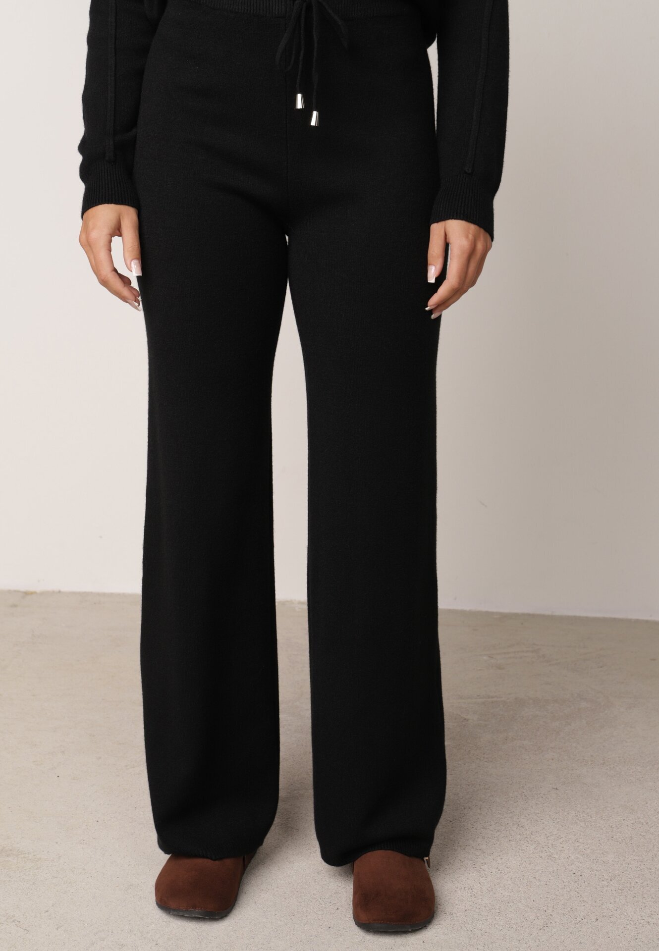 m&d fashion Set tricotat cu vâscoză pantaloni drepți și bluză cu fermoar și glugă Alverna Negru