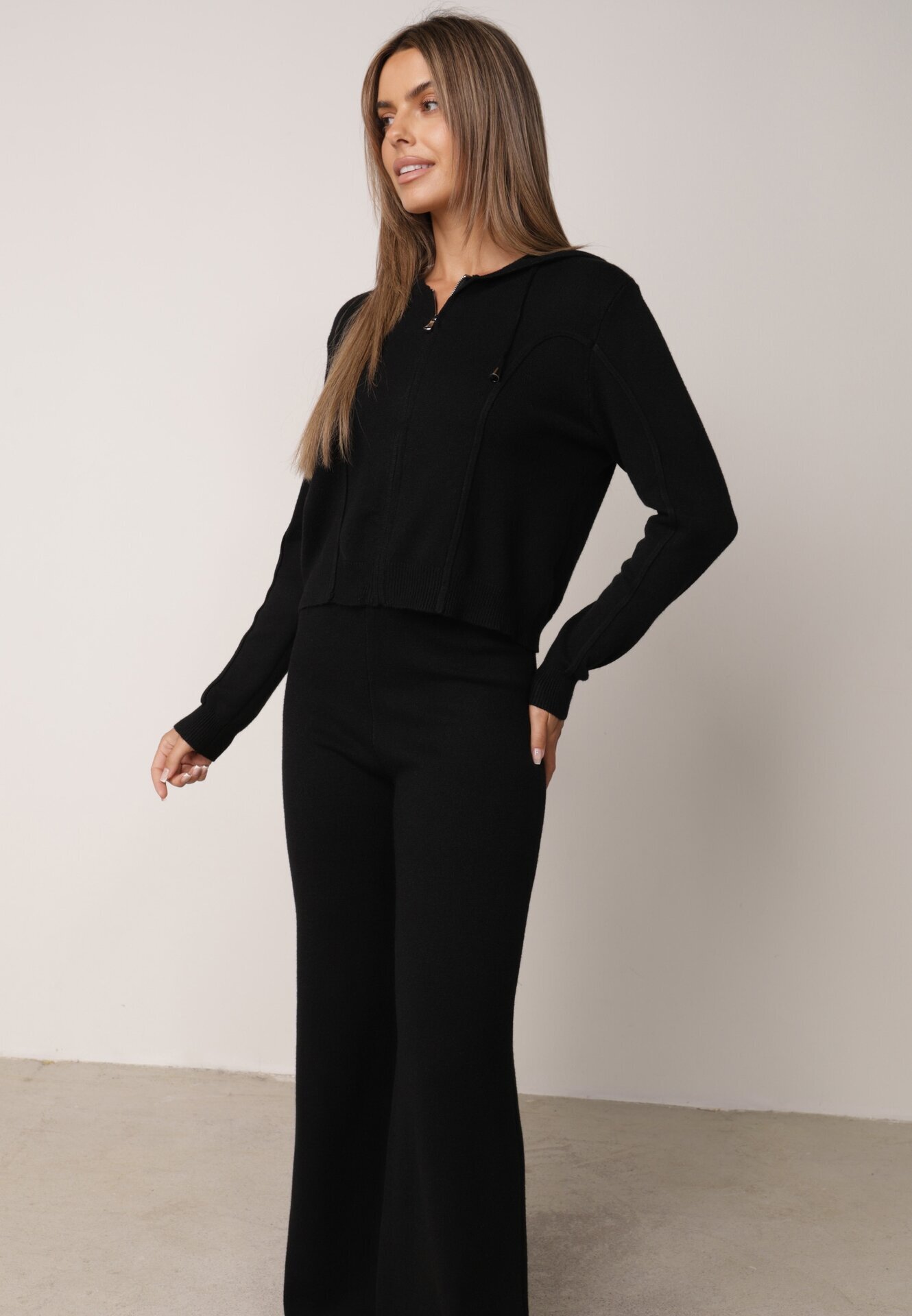 m&d fashion Set tricotat cu vâscoză pantaloni drepți și bluză cu fermoar și glugă Alverna Negru