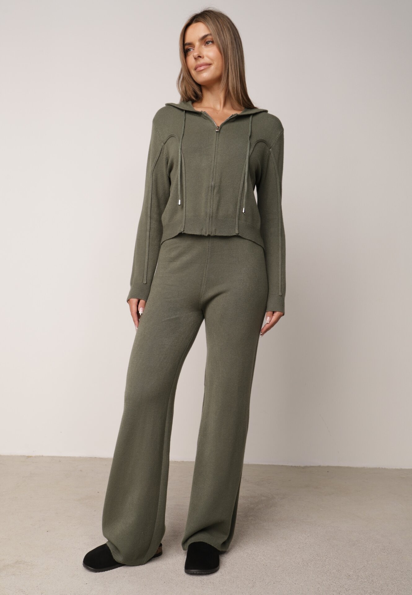 m&d fashion Set tricotat cu vâscoză pantaloni drepți și bluză cu fermoar și glugă Alverna Verde închis
