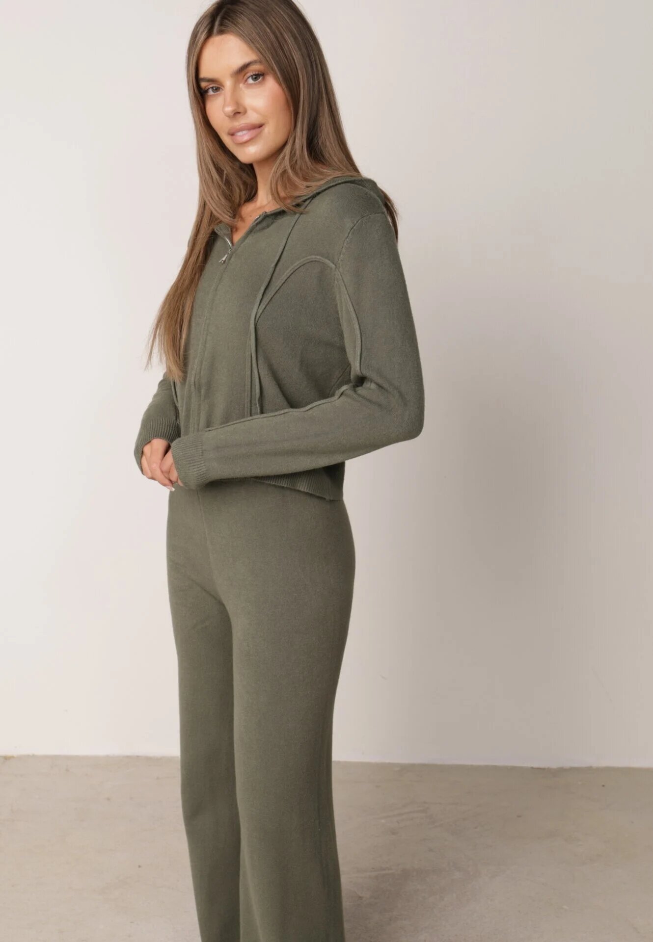 m&d fashion Set tricotat cu vâscoză pantaloni drepți și bluză cu fermoar și glugă Alverna Verde închis