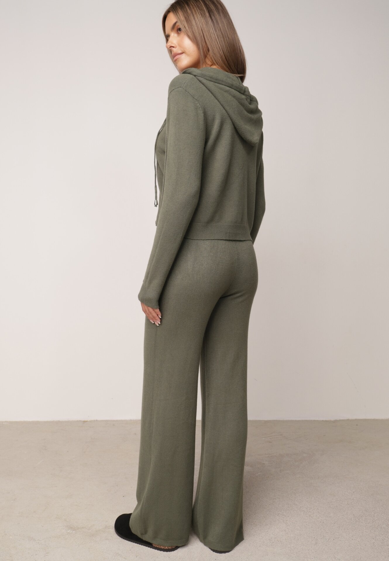 m&d fashion Set tricotat cu vâscoză pantaloni drepți și bluză cu fermoar și glugă Alverna Verde închis