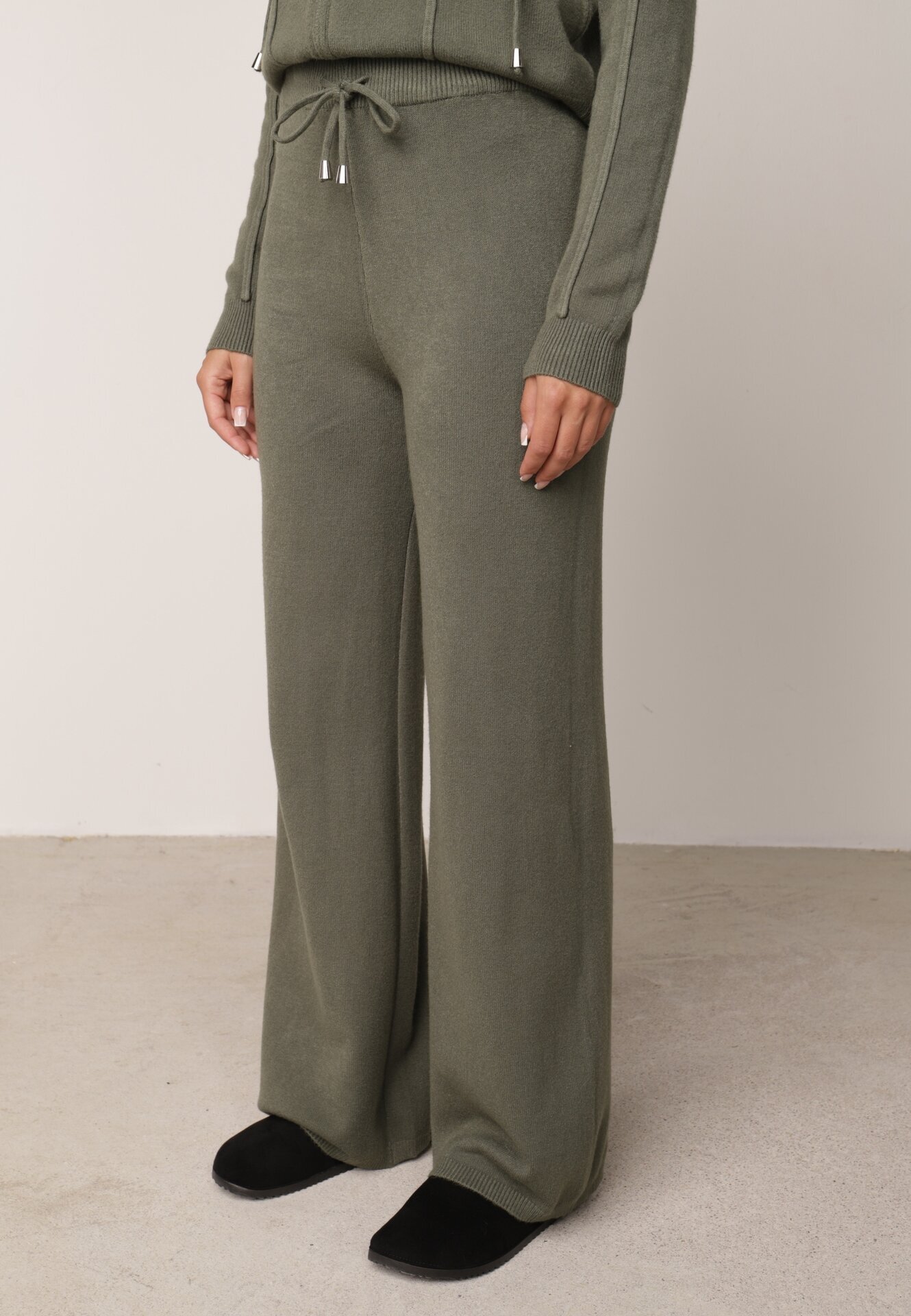 m&d fashion Set tricotat cu vâscoză pantaloni drepți și bluză cu fermoar și glugă Alverna Verde închis