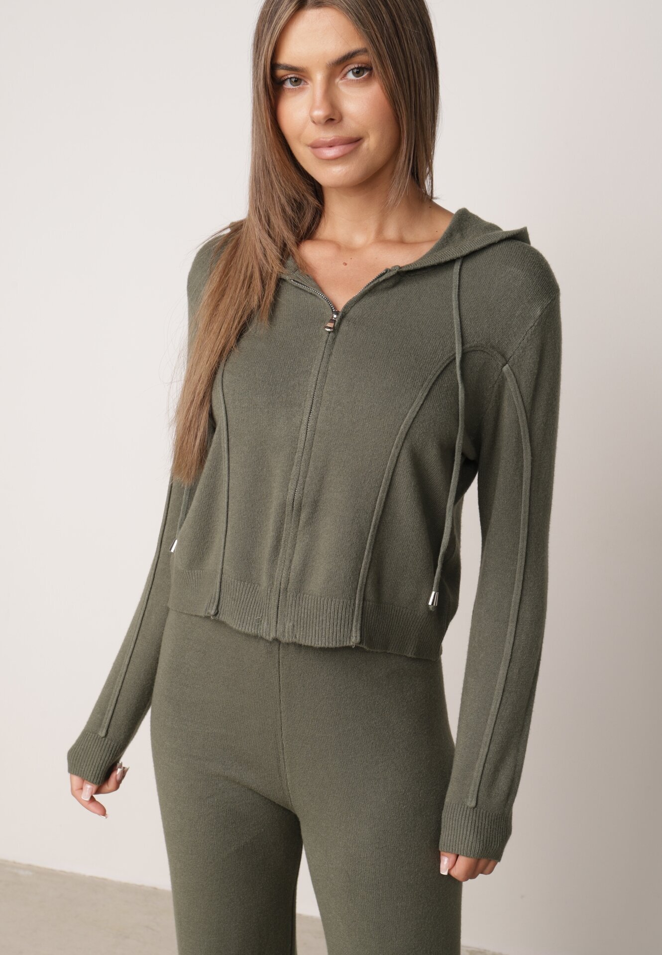 m&d fashion Set tricotat cu vâscoză pantaloni drepți și bluză cu fermoar și glugă Alverna Verde închis