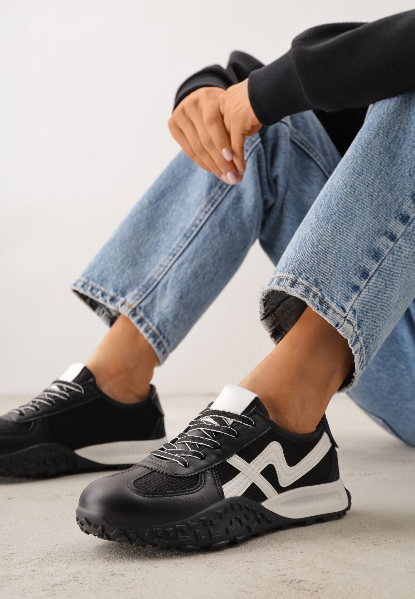 maira Adidași Negri cu talpă abstractă cu relief și curele decorative Emaliane