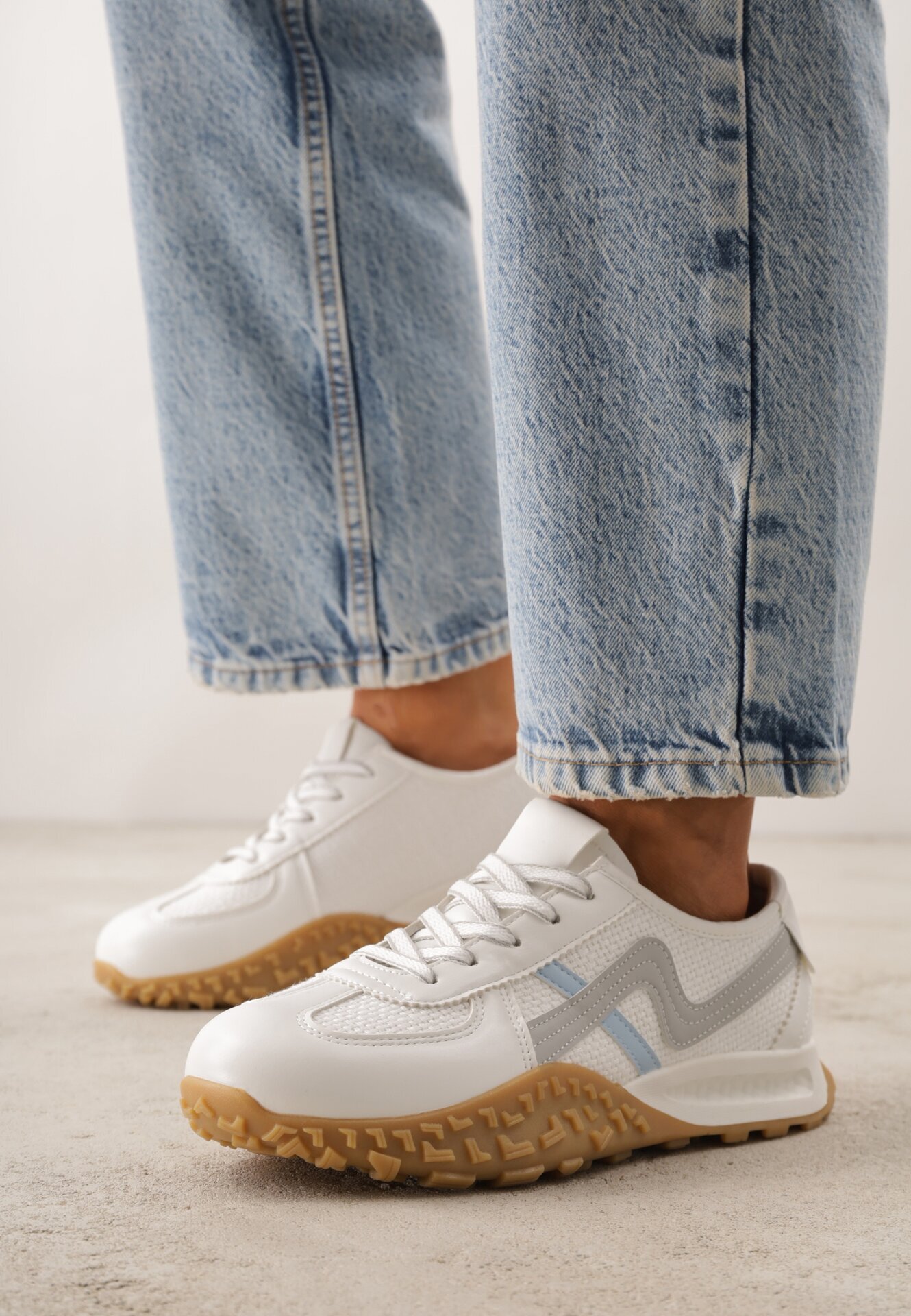 maira Sneakers Albi cu Talpă Abstractă cu Relief și Curele Decorative Emaliane